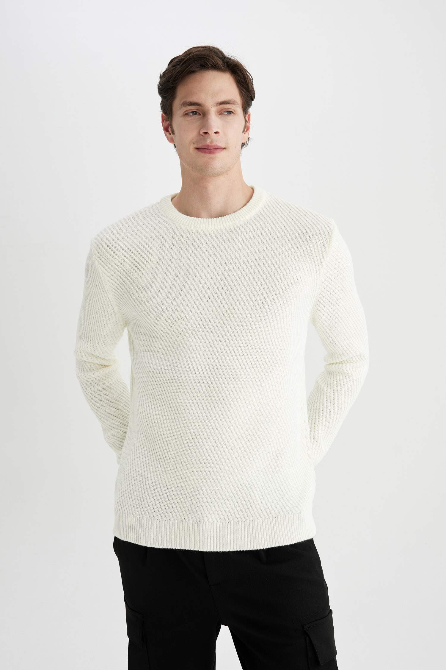 Свитер стандартного кроя с круглым вырезом