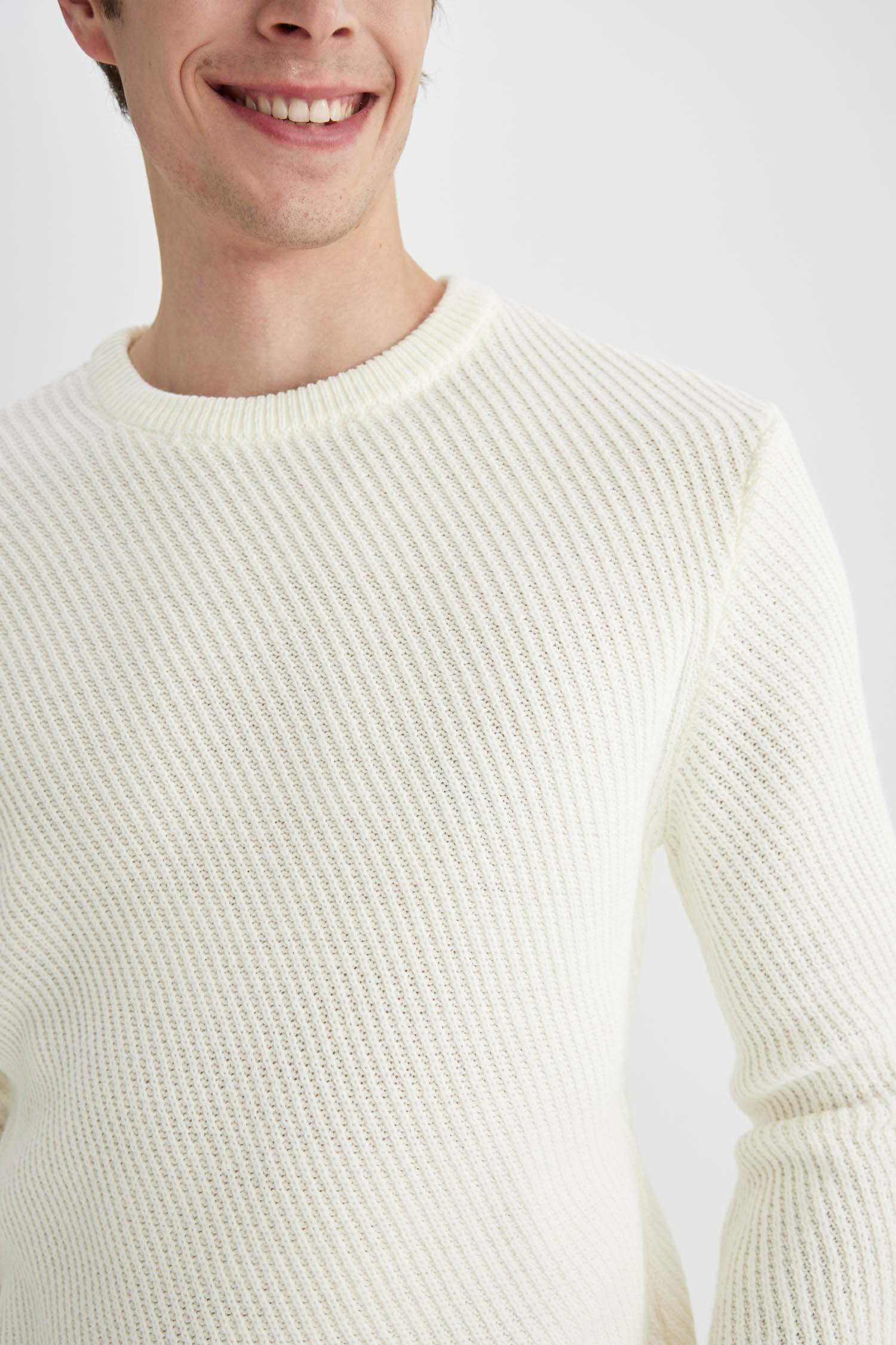 بلوفر تريكو قصة عادية برقبة مستديرة