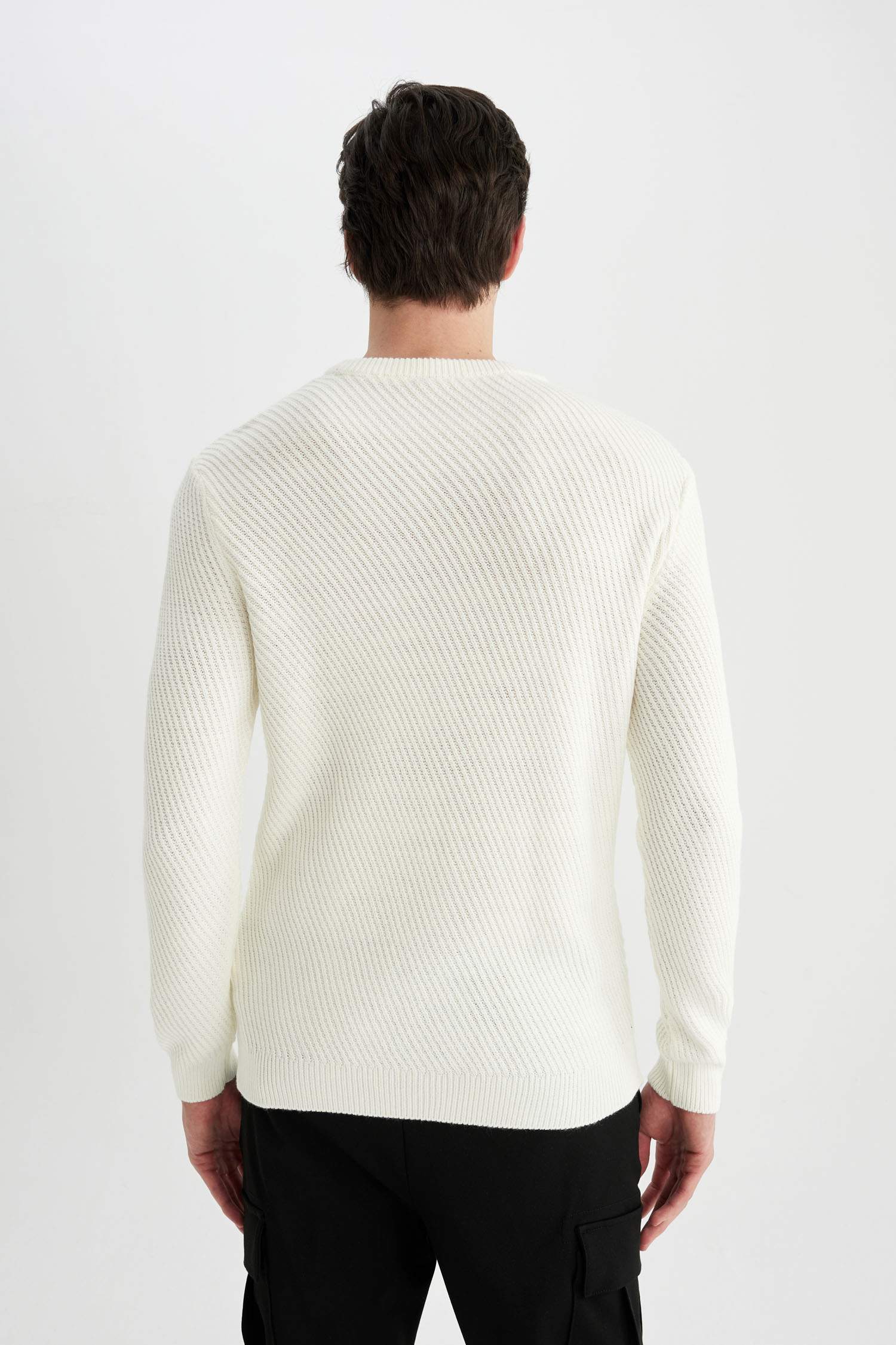 بلوفر تريكو قصة عادية برقبة مستديرة