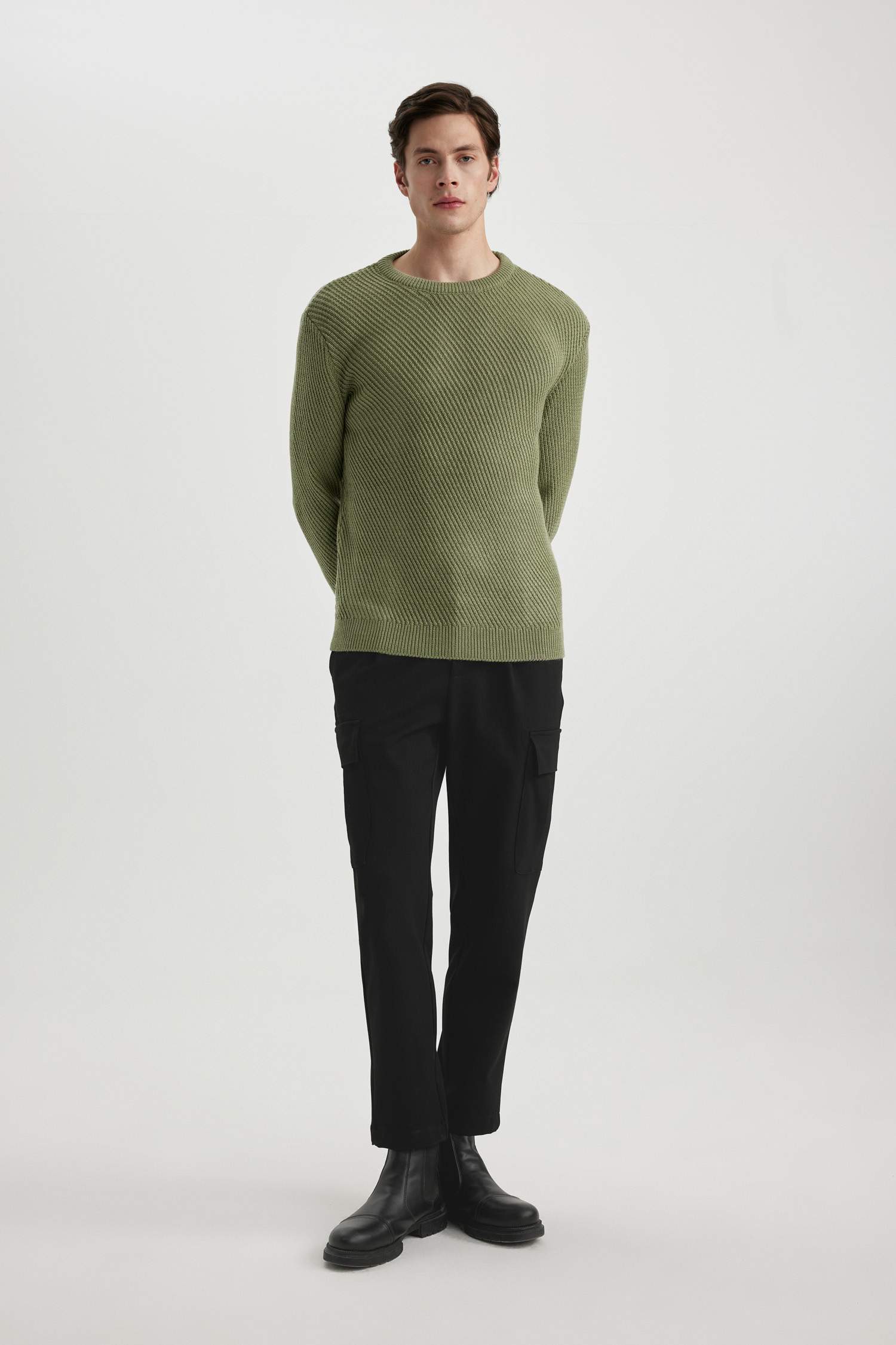 بلوفر تريكو رجالي قصة عادية برقبة مستديرة