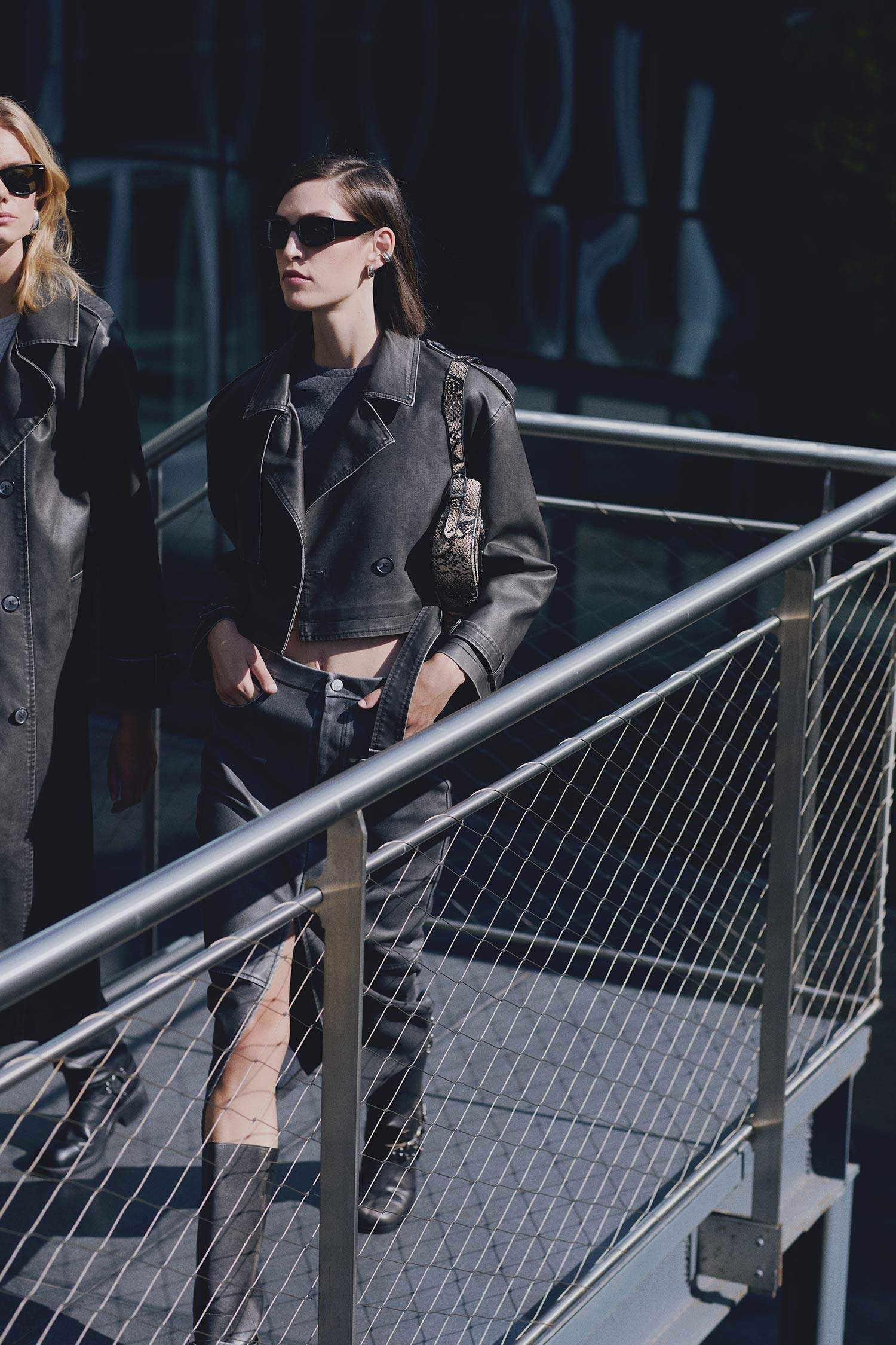 Su Geçirmez Regular Kalıp Kemerli Eskitme Deri Suni Kısa Ceket