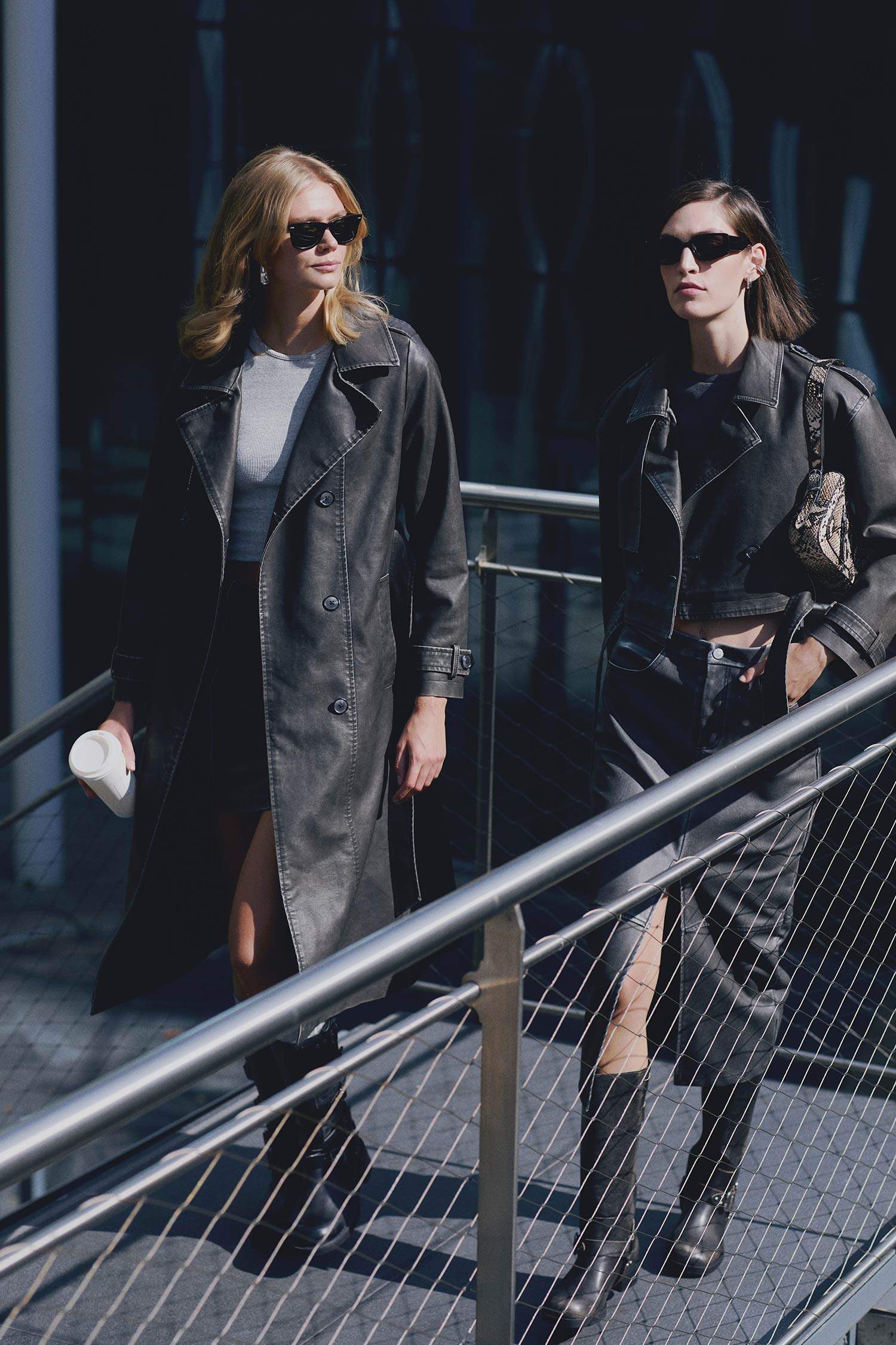 Su Geçirmez Regular Kalıp Kemerli Cepli Eskitme Suni Deri Uzun Trençkot