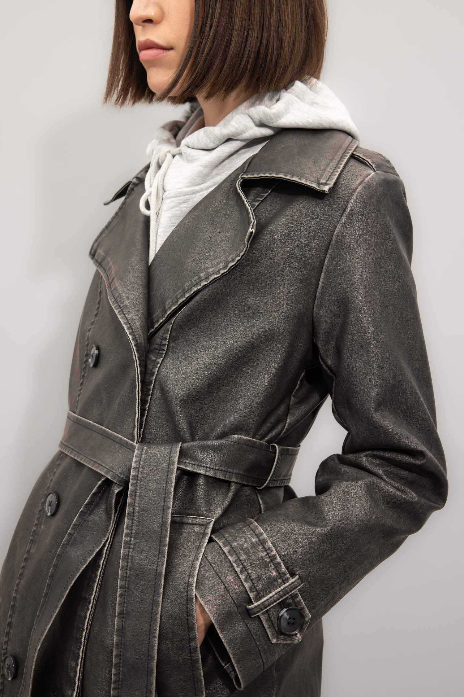 Su Geçirmez Regular Kalıp Kemerli Cepli Eskitme Suni Deri Uzun Trençkot