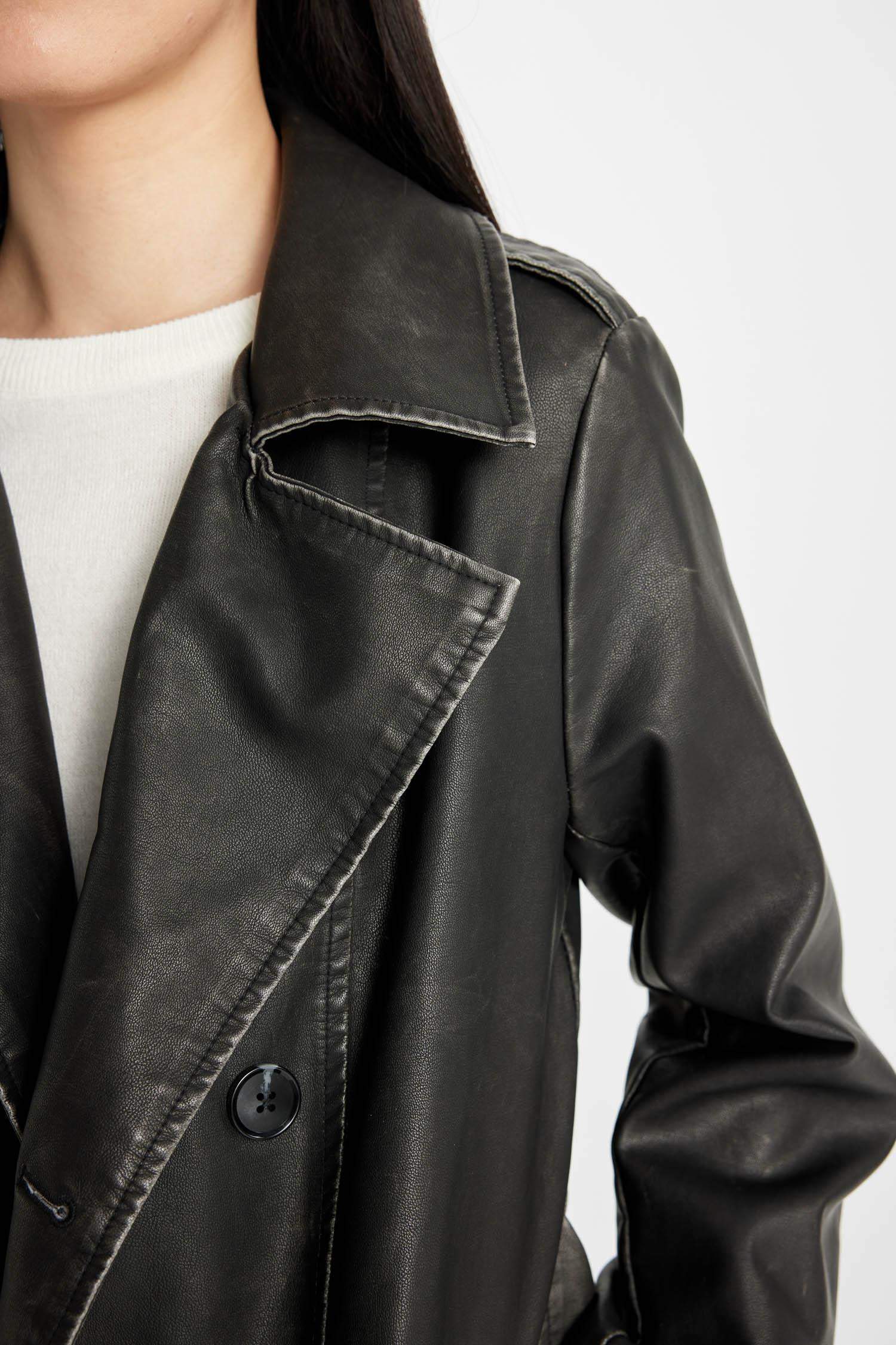 Su Geçirmez Regular Kalıp Kemerli Cepli Eskitme Suni Deri Uzun Trençkot