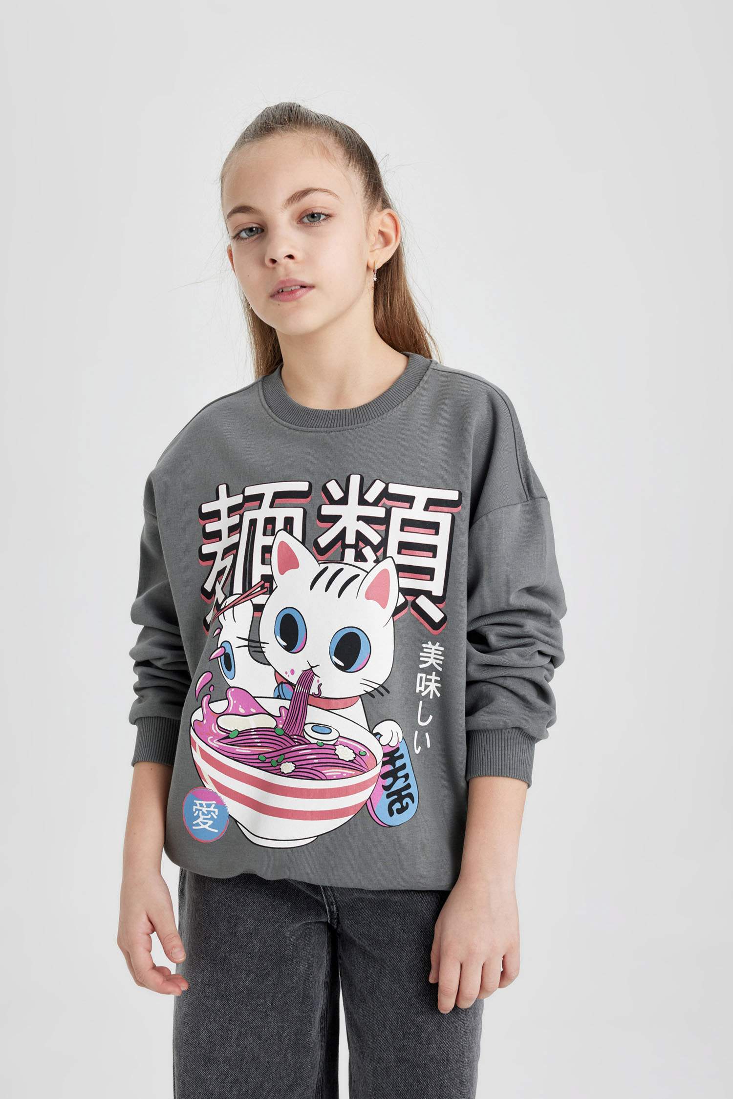 سويت شيرت بناتي بطبعة شعار اوفر سايز بياخة مستديرة