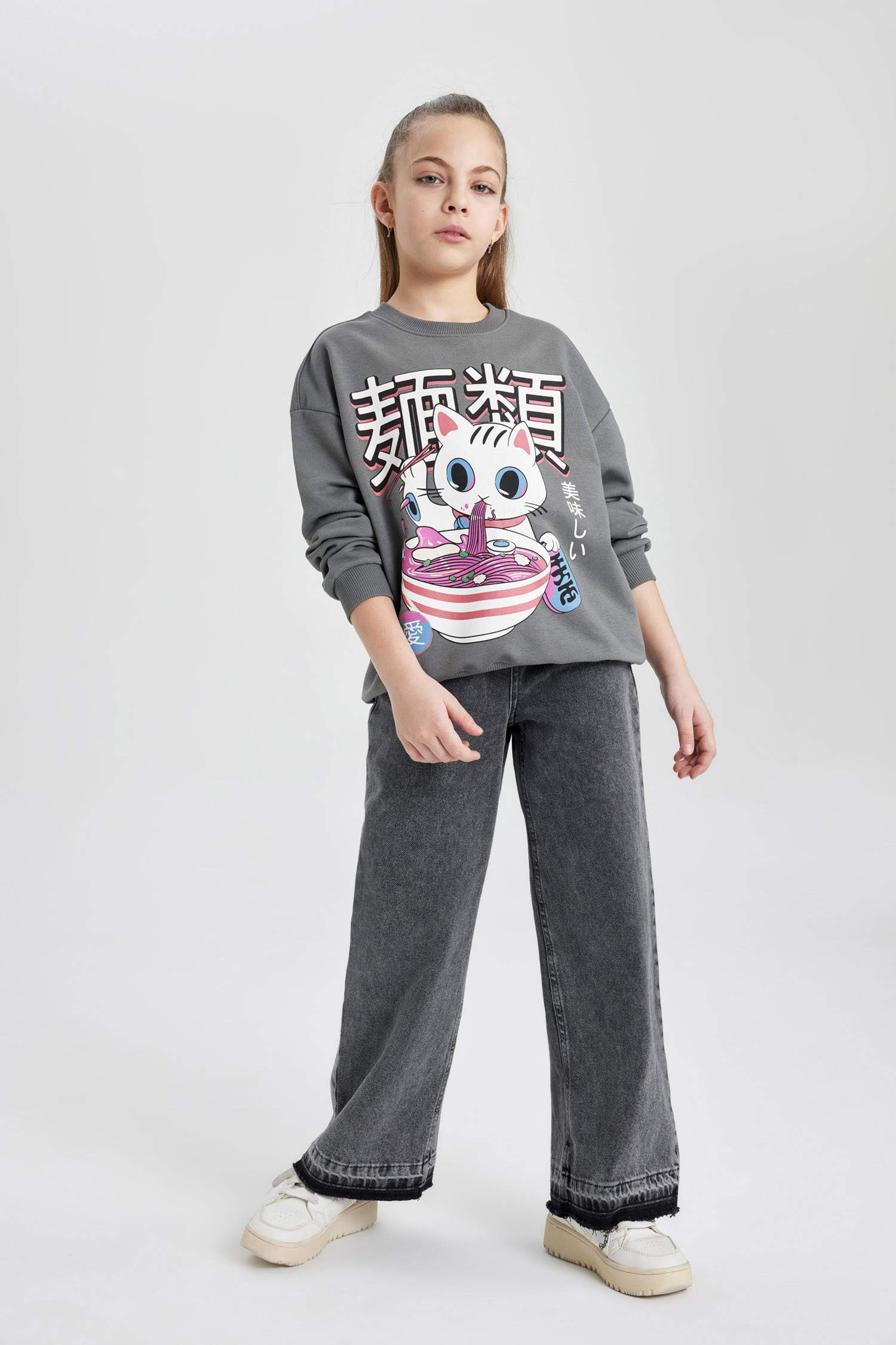 سويت شيرت بناتي بطبعة شعار اوفر سايز بياخة مستديرة