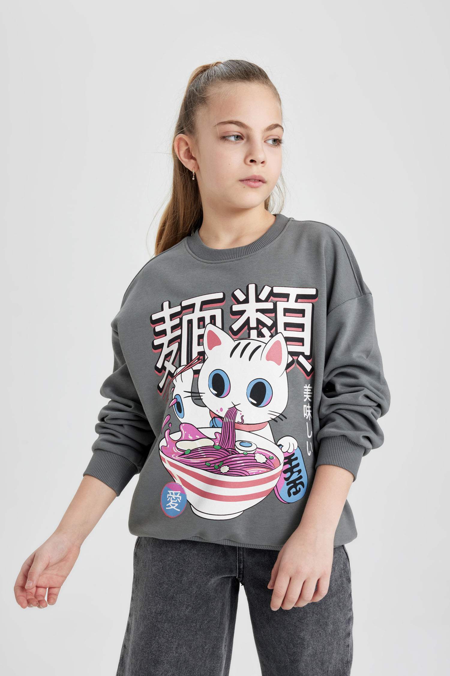 سويت شيرت بناتي بطبعة شعار اوفر سايز بياخة مستديرة