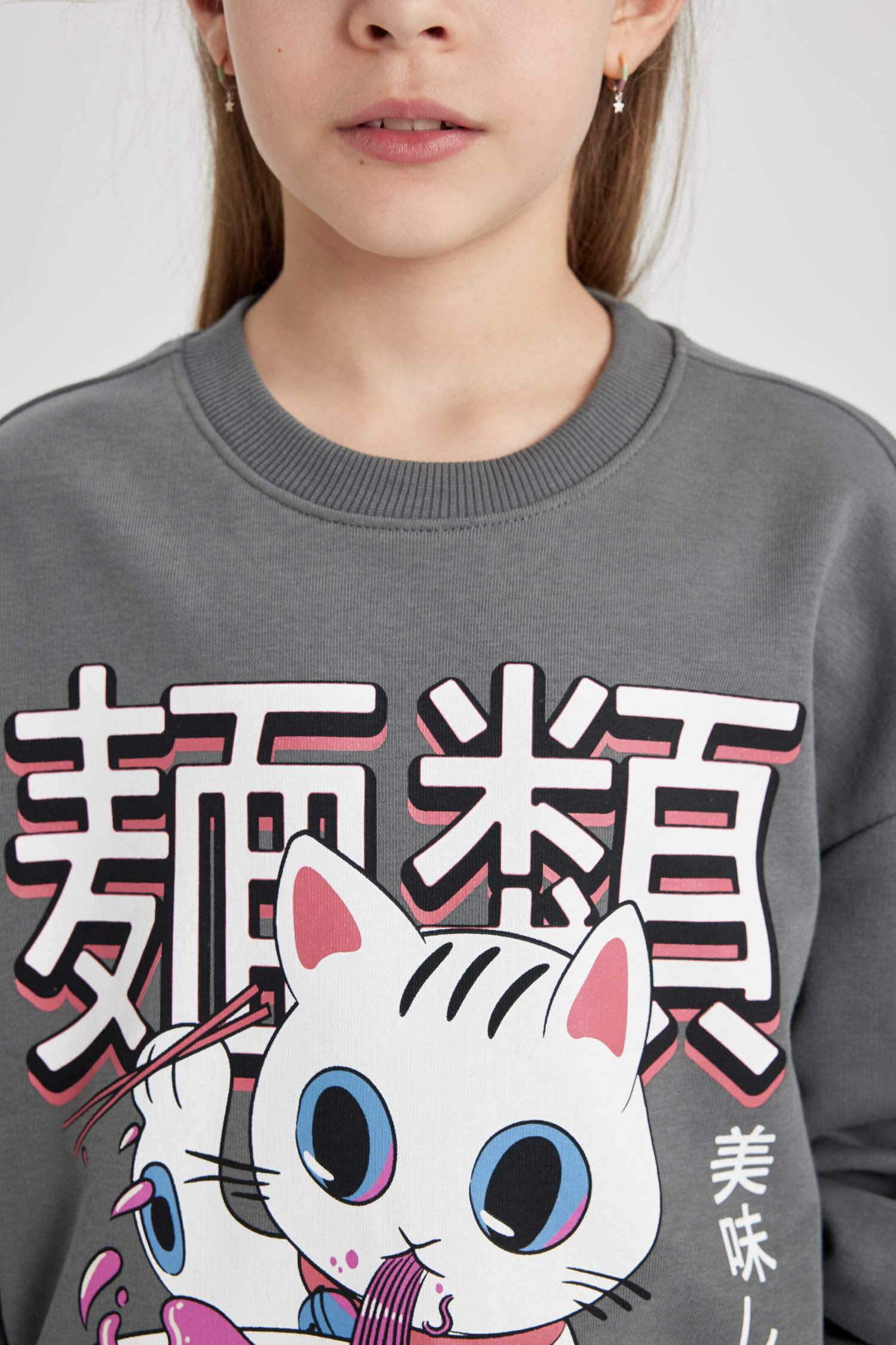 سويت شيرت بناتي بطبعة شعار اوفر سايز بياخة مستديرة