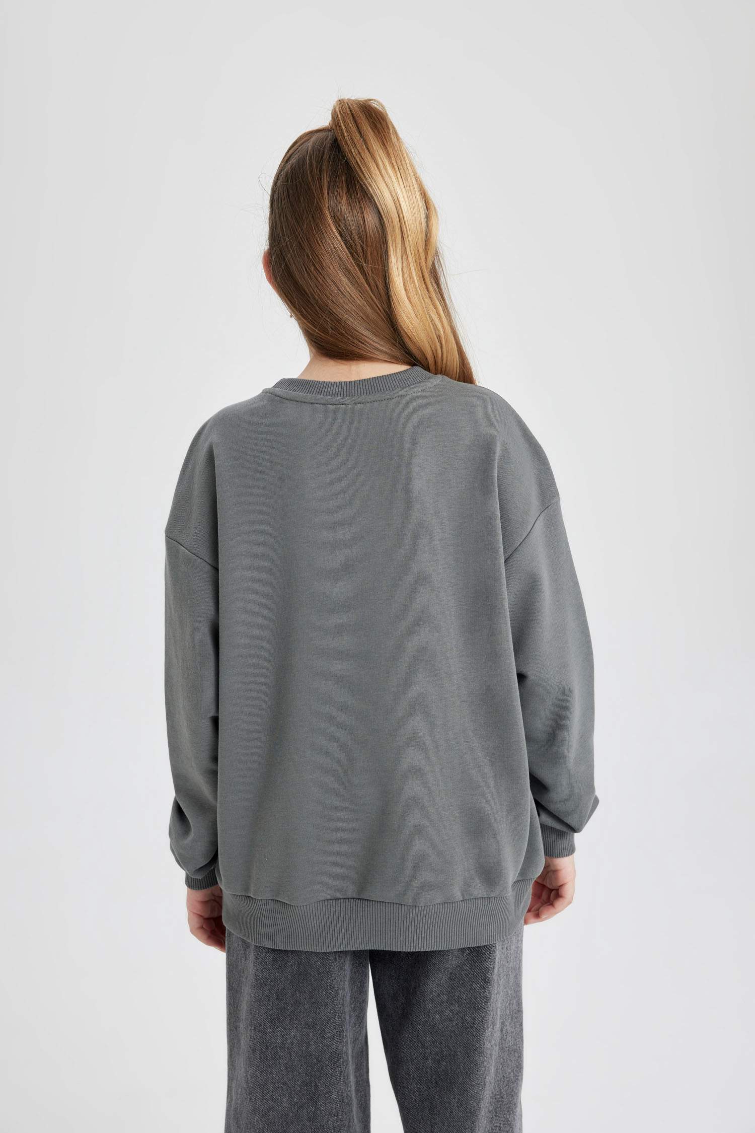 سويت شيرت بناتي بطبعة شعار اوفر سايز بياخة مستديرة