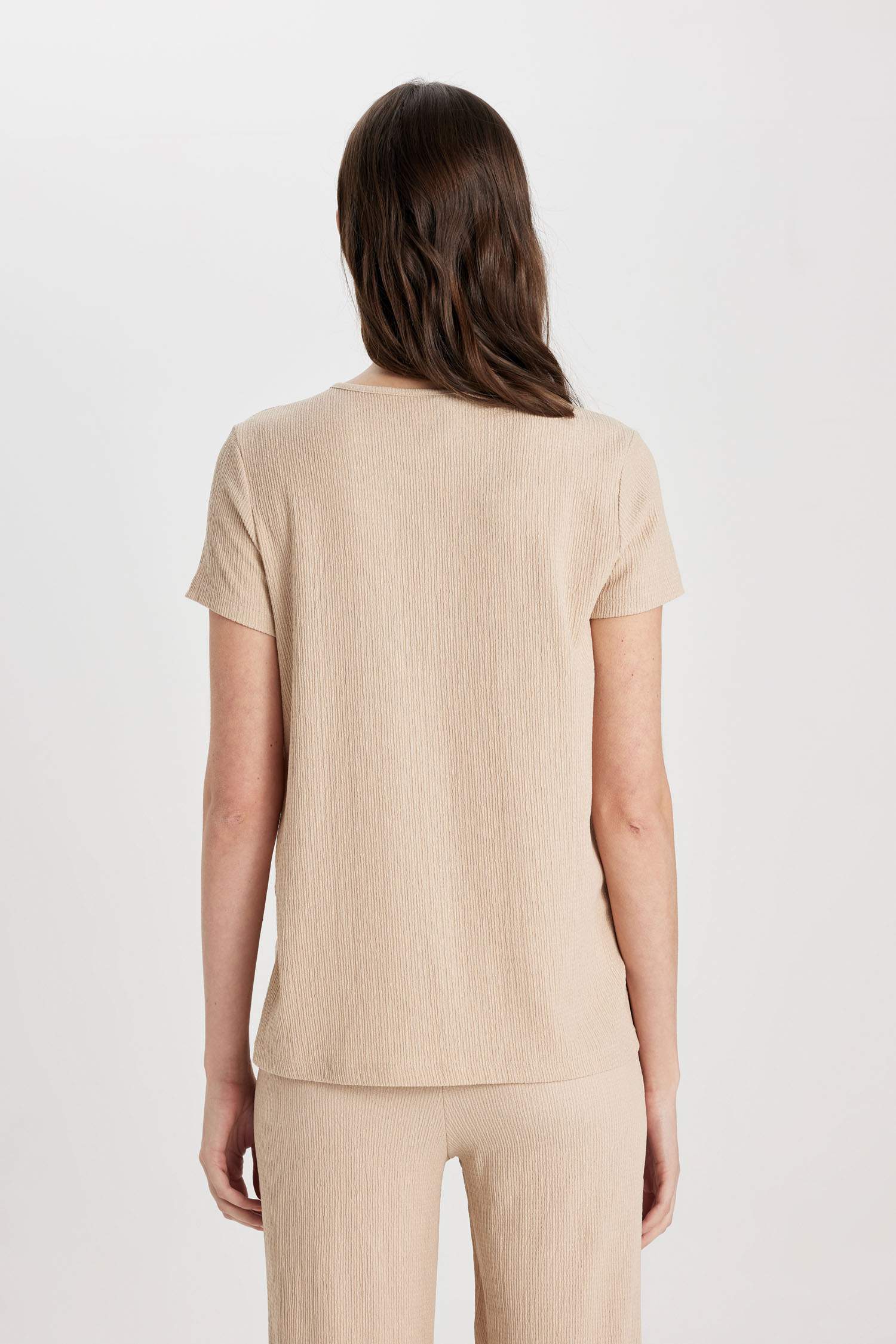 تيشيرت نص كم برقبة مستديرة