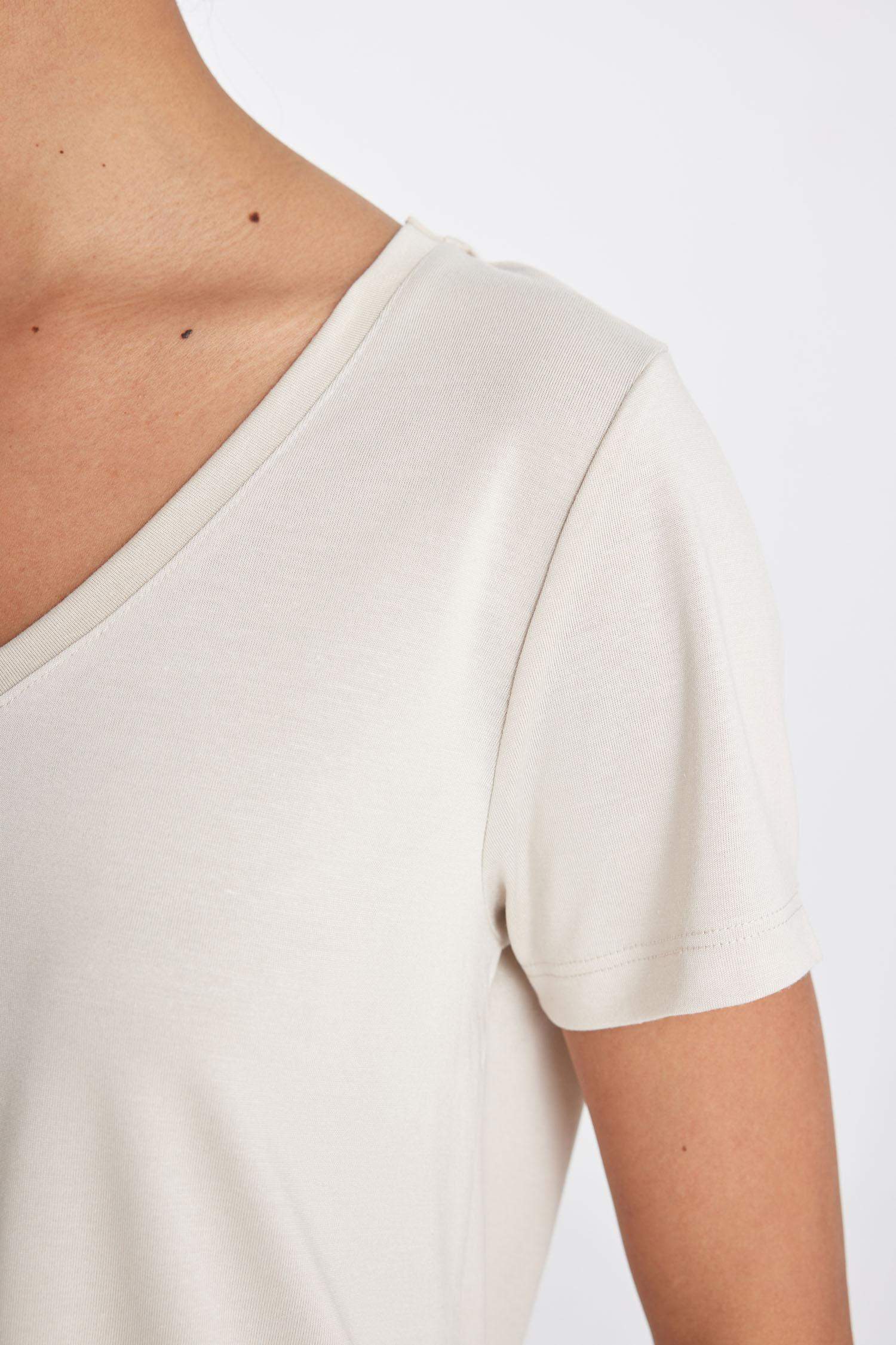 تيشيرت نص كم قصة عادية نسيج مشروط بياقة V من DeFactoFit