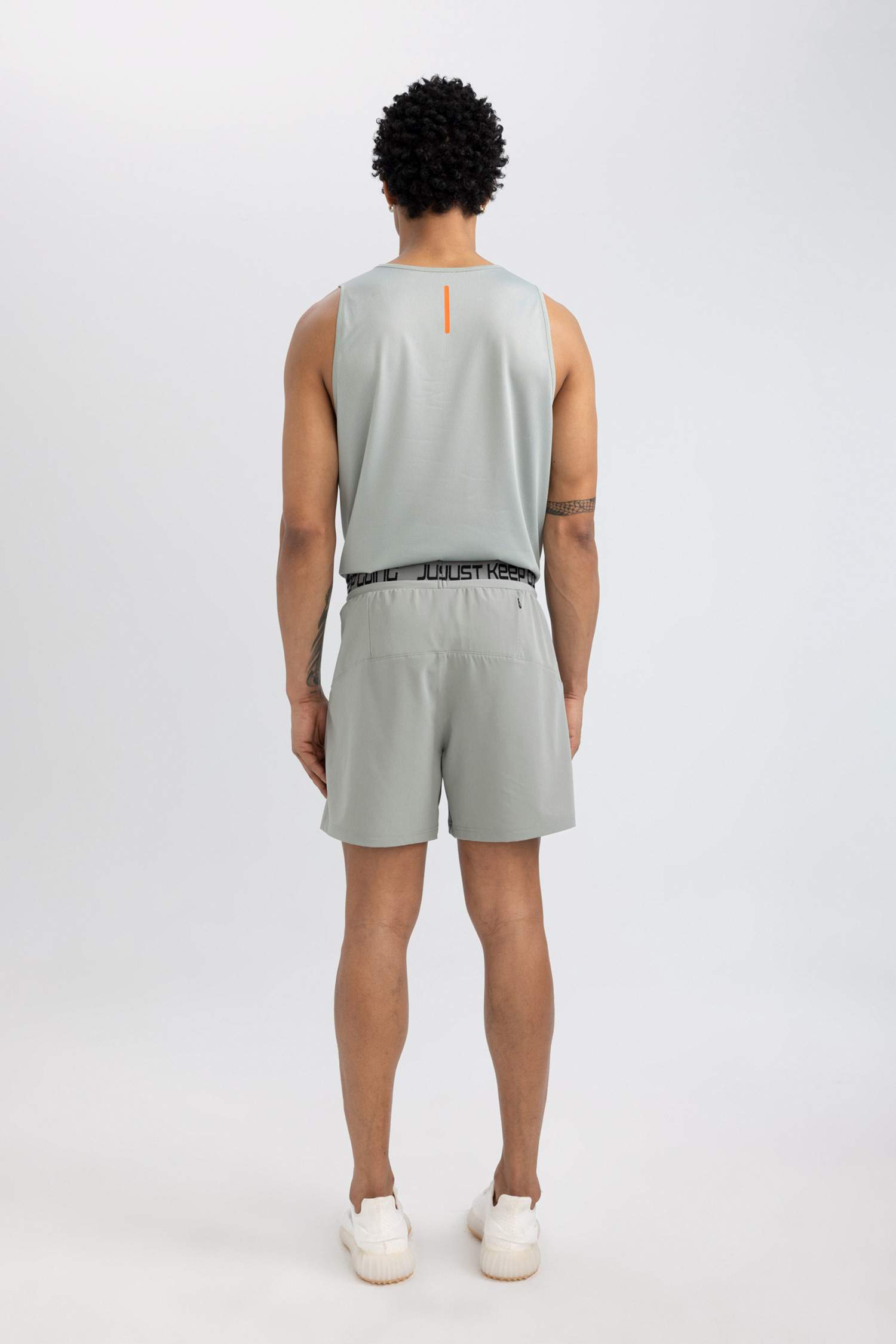 شورت رياضي سليم فيت برباط من DeFactoFit