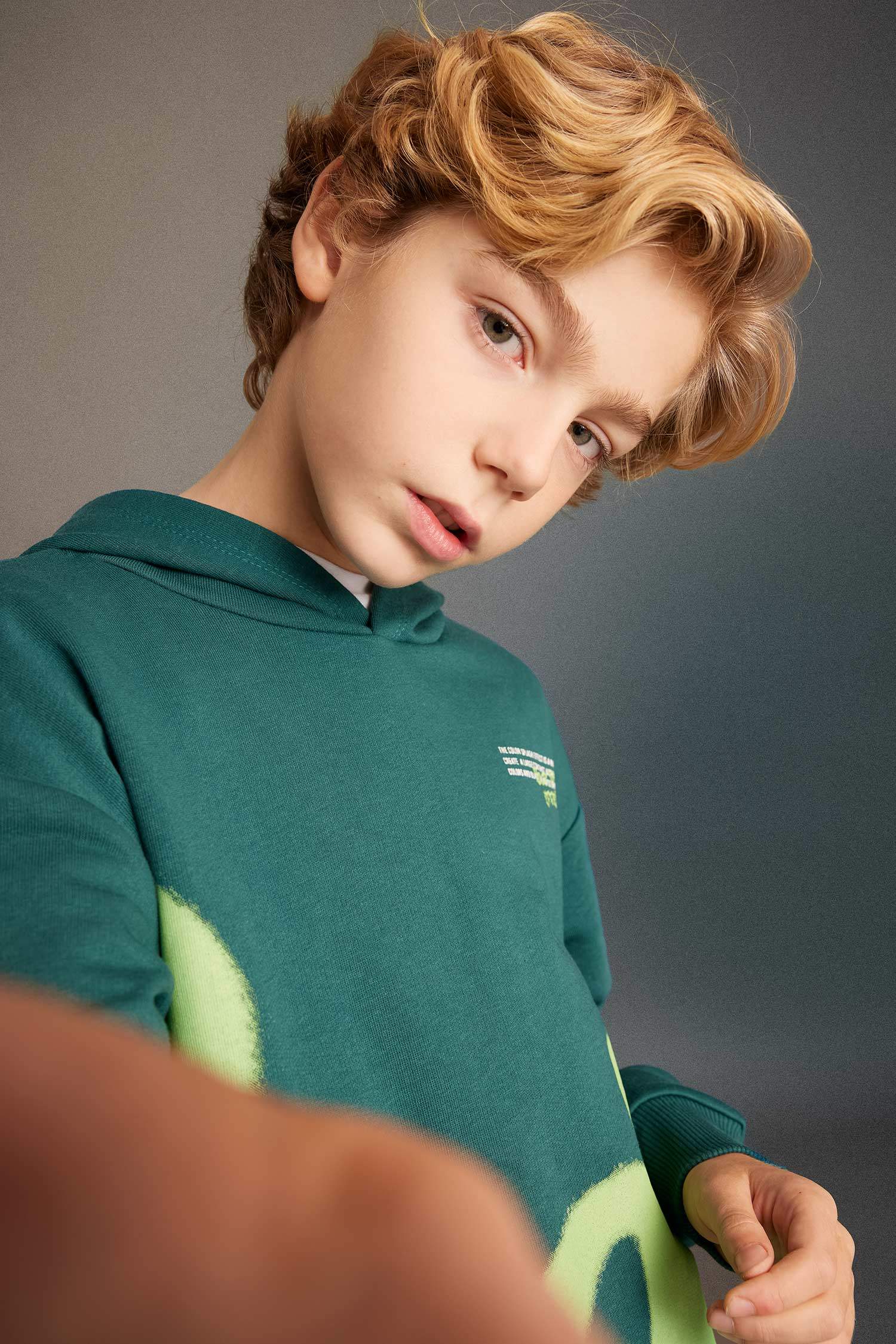 سويت شيرت اوفر سايز ولادي بغطاء للرأس