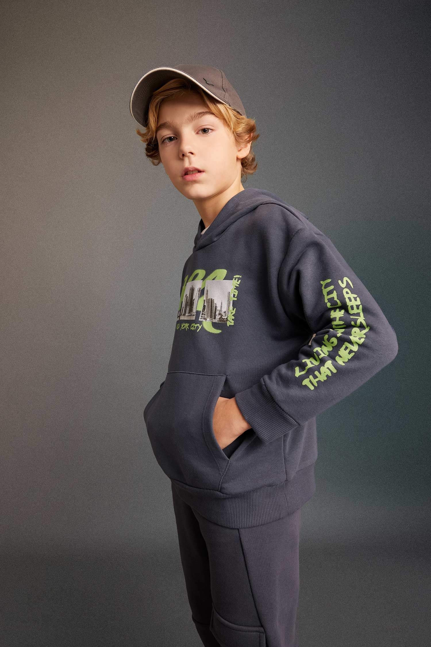 سويت شيرت ولادي اوفر سايز بغطاء للرأس بجيب