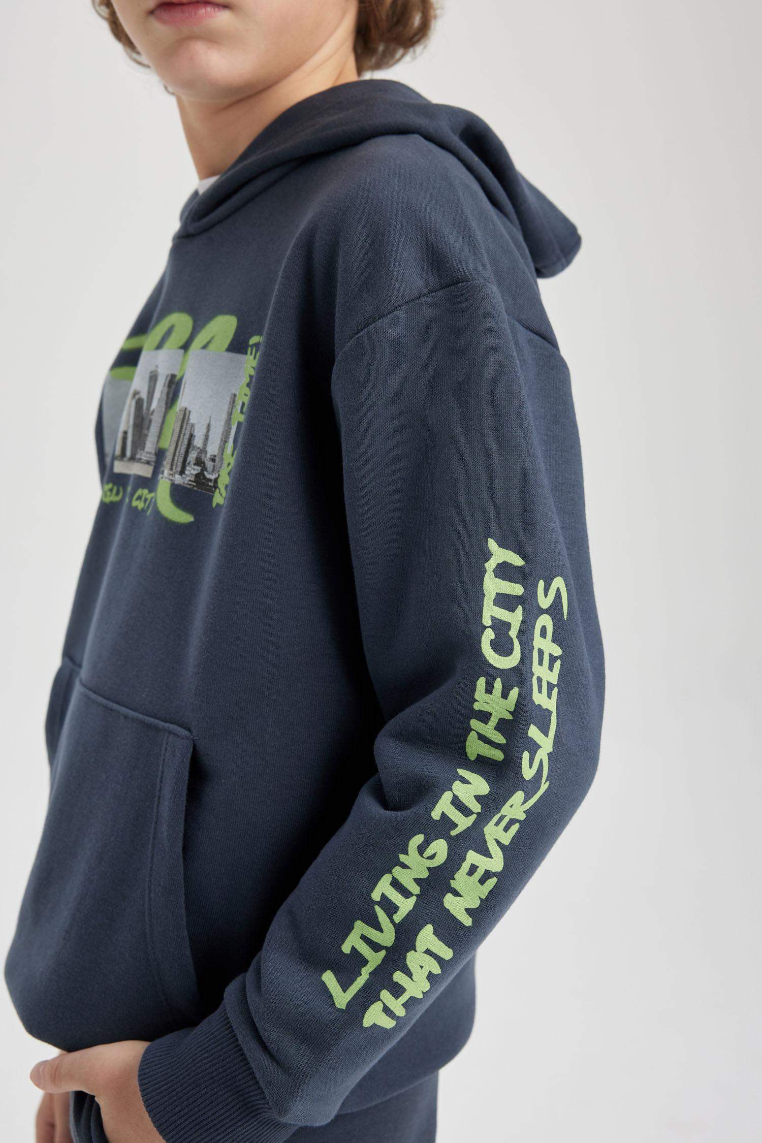 سويت شيرت ولادي اوفر سايز بغطاء للرأس بجيب