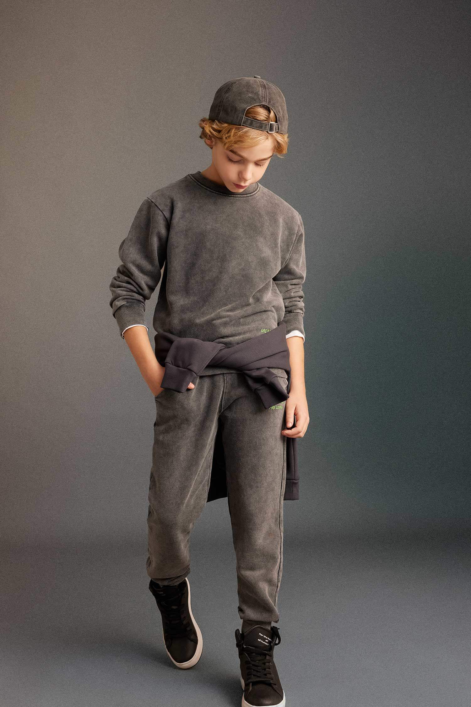 بنطلون بجامة رياضي ولادي قصة عادية