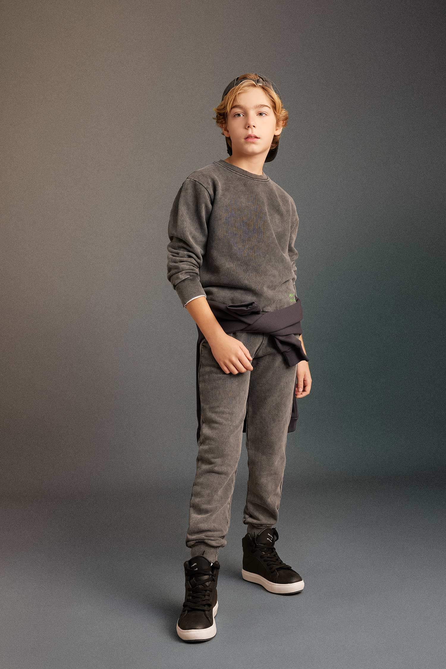 بنطلون بجامة رياضي ولادي قصة عادية