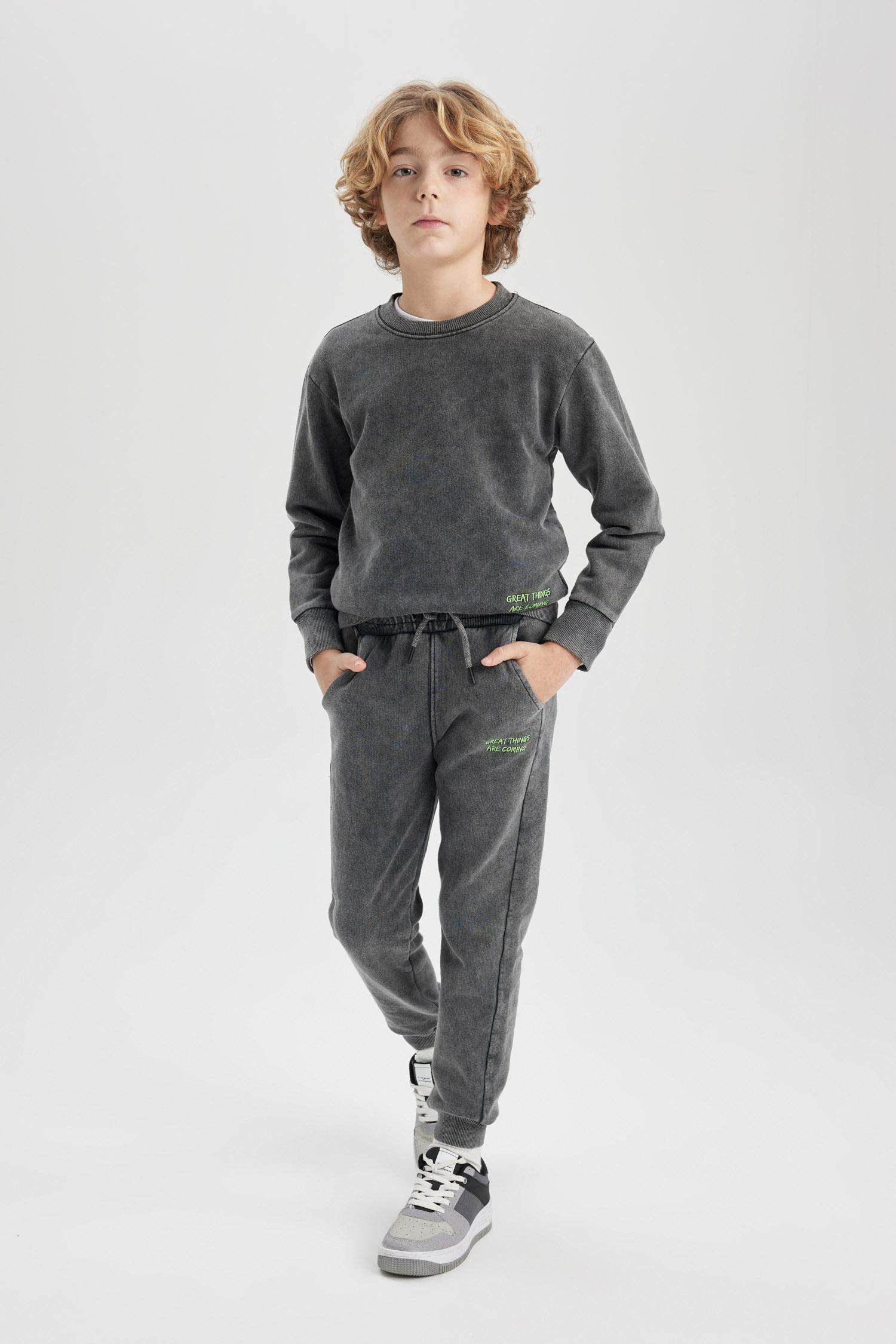 بنطلون بجامة رياضي ولادي قصة عادية