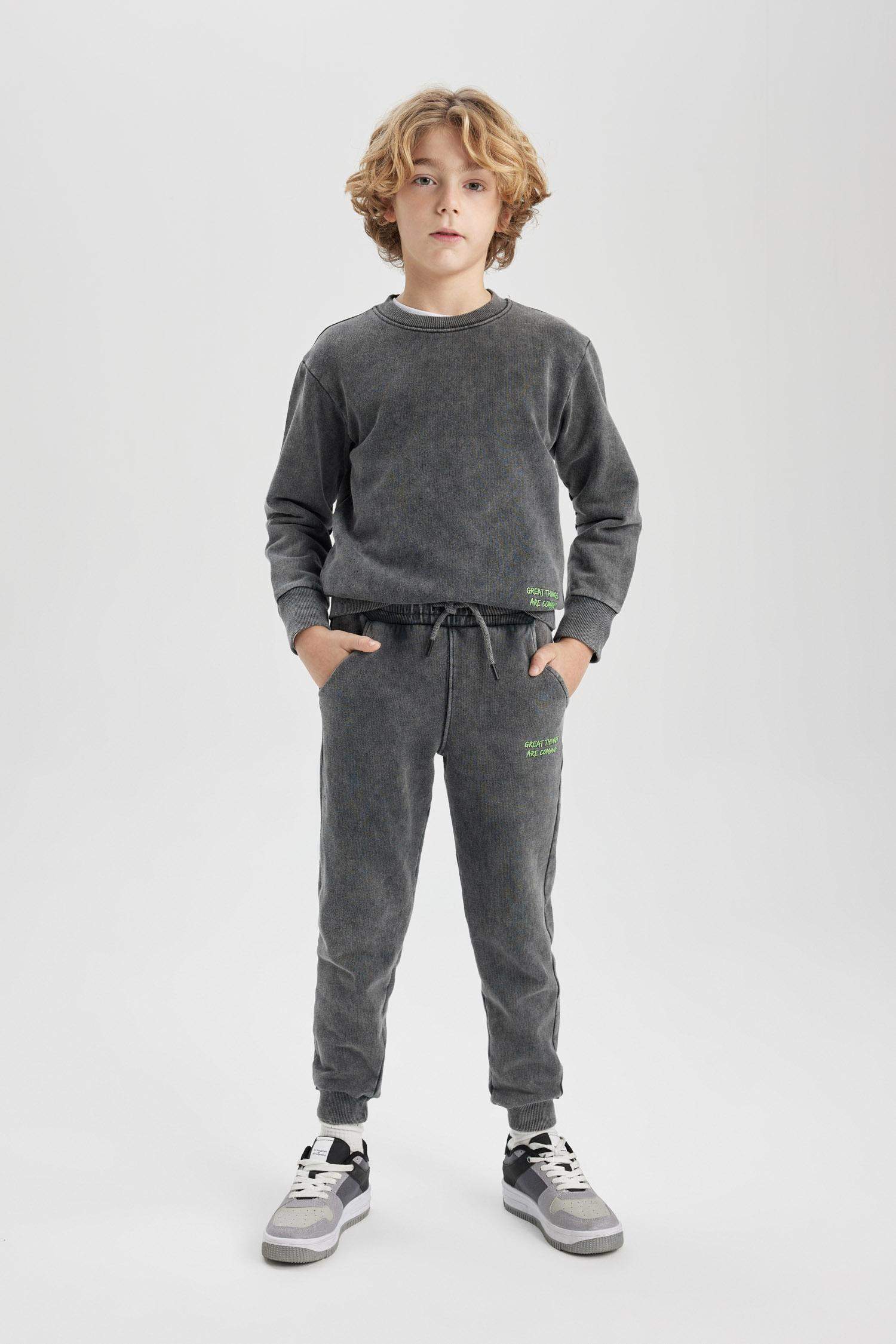 بنطلون بجامة رياضي ولادي قصة عادية