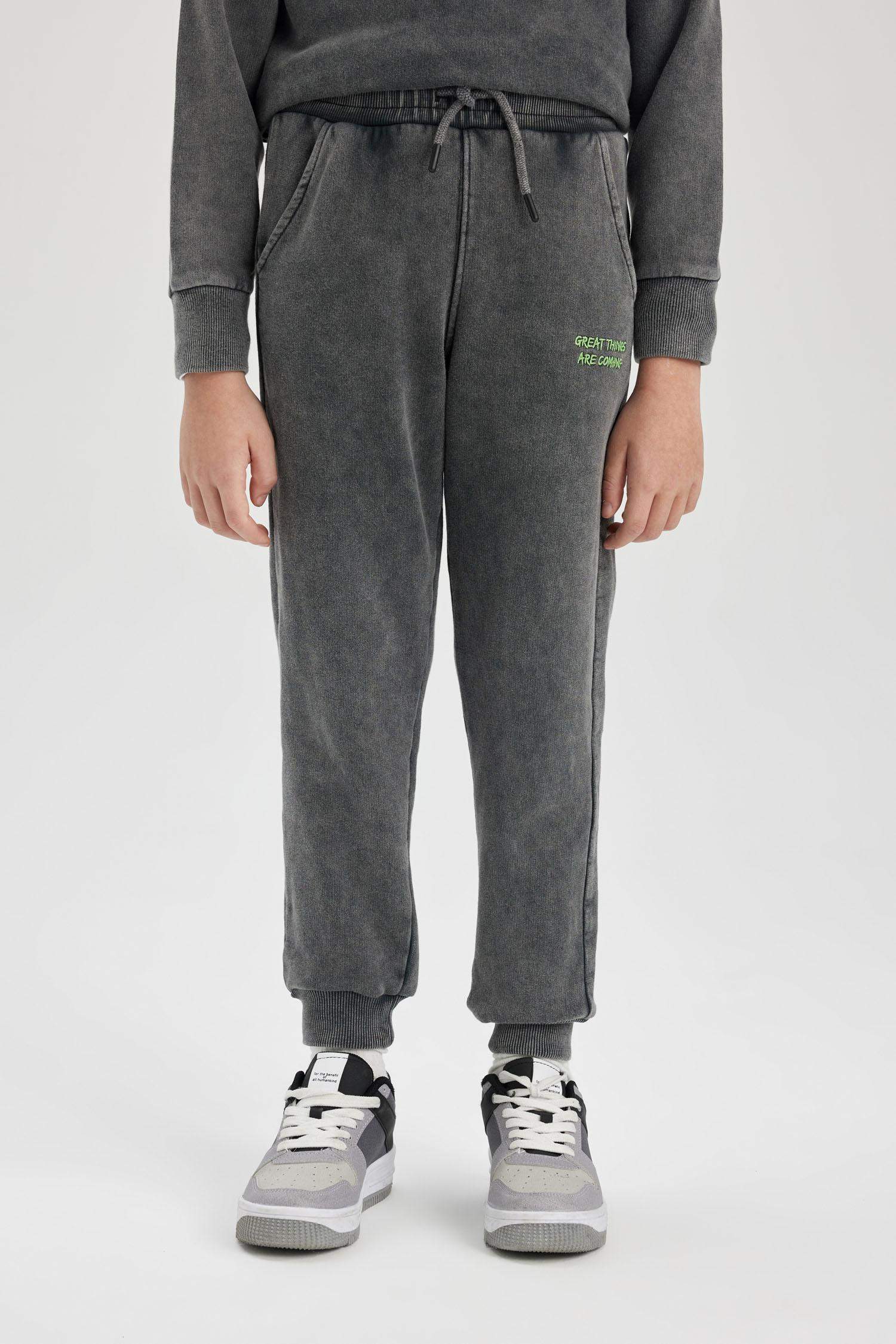 بنطلون بجامة رياضي ولادي قصة عادية