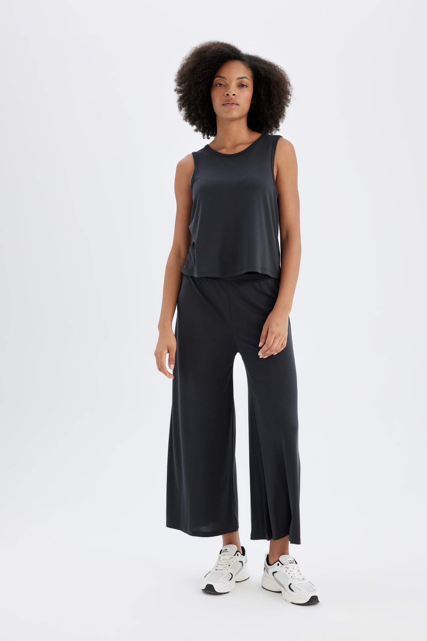 تيشيرت كت رياضي قصة عادية بدون ردن من DeFactoFit