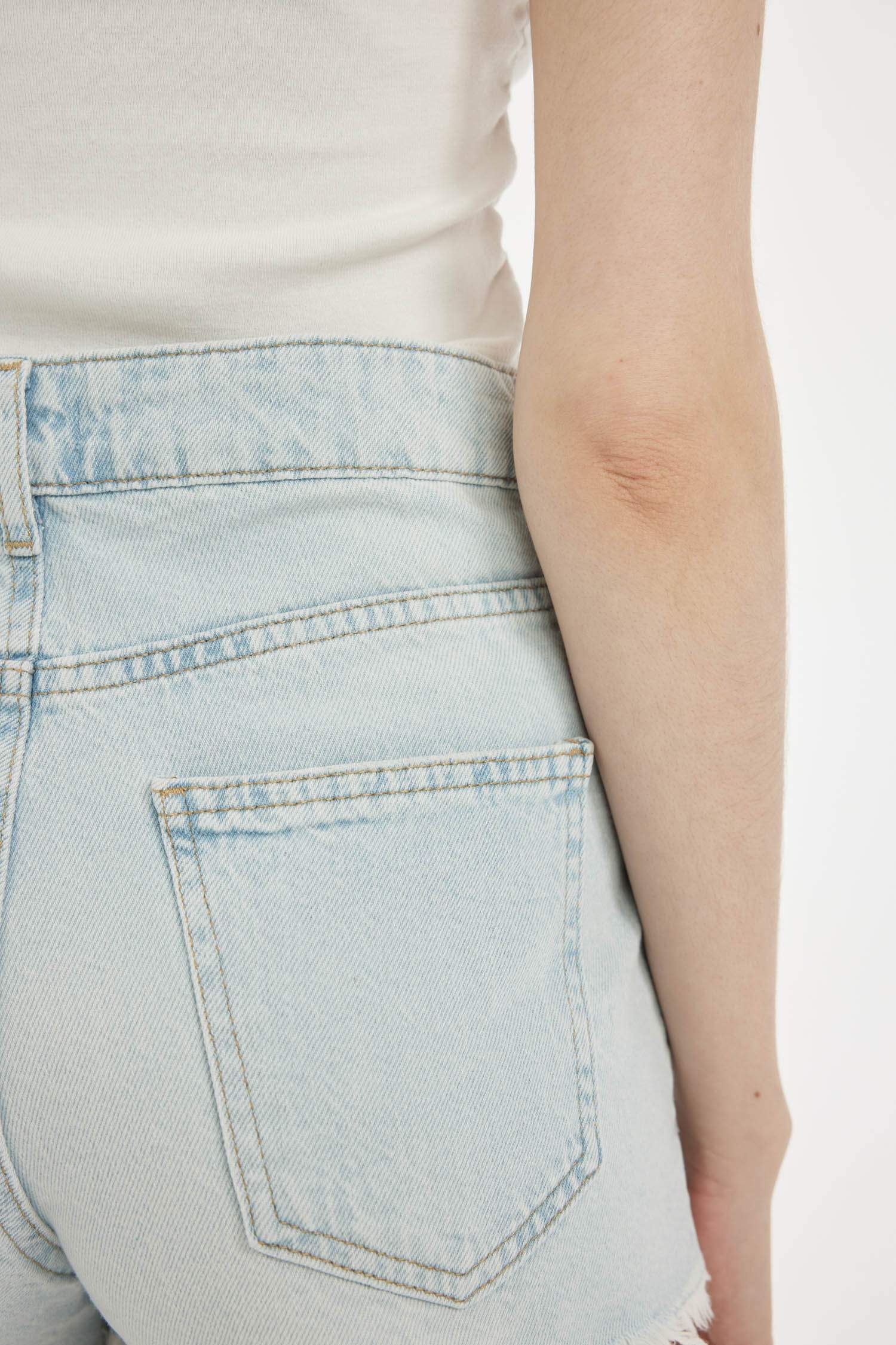 Yüksek Bel Paça Ucu Kesik Jean Şort