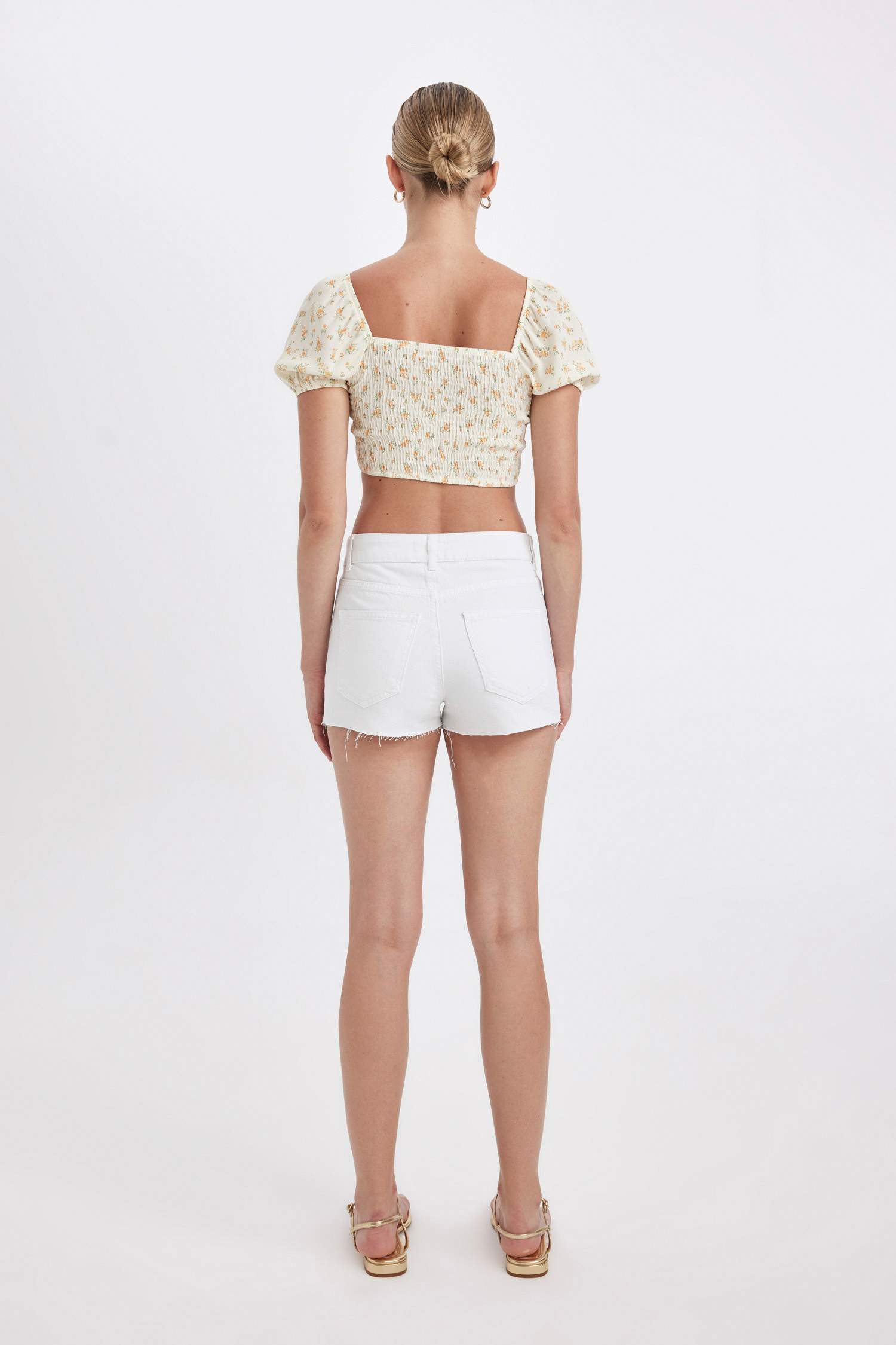 شورت جبنز بخصر عالي ممزق