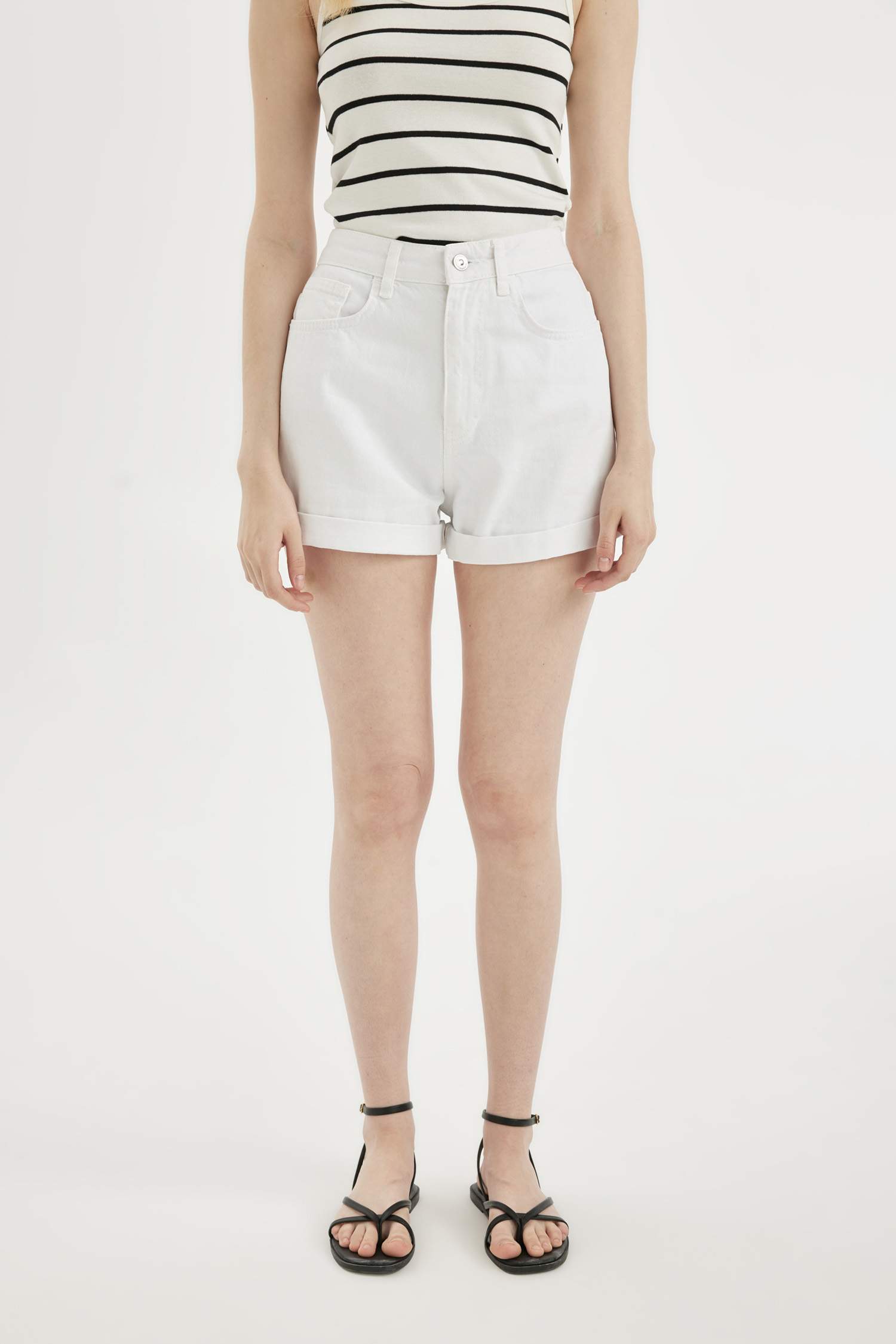 شورت موم فيت بخصر عالي بحافة مطوية