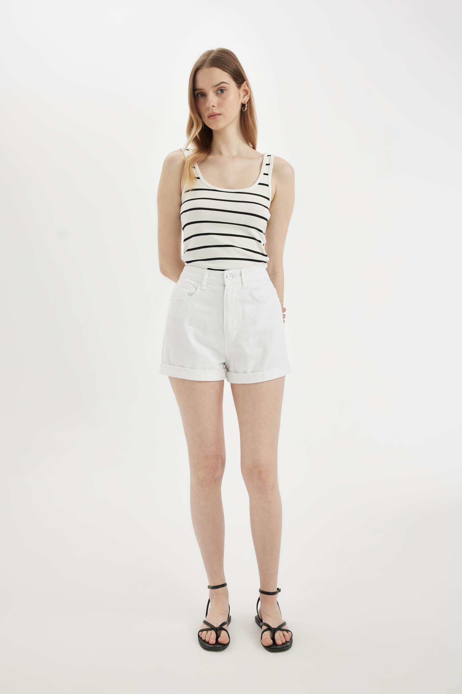 شورت موم فيت بخصر عالي بحافة مطوية