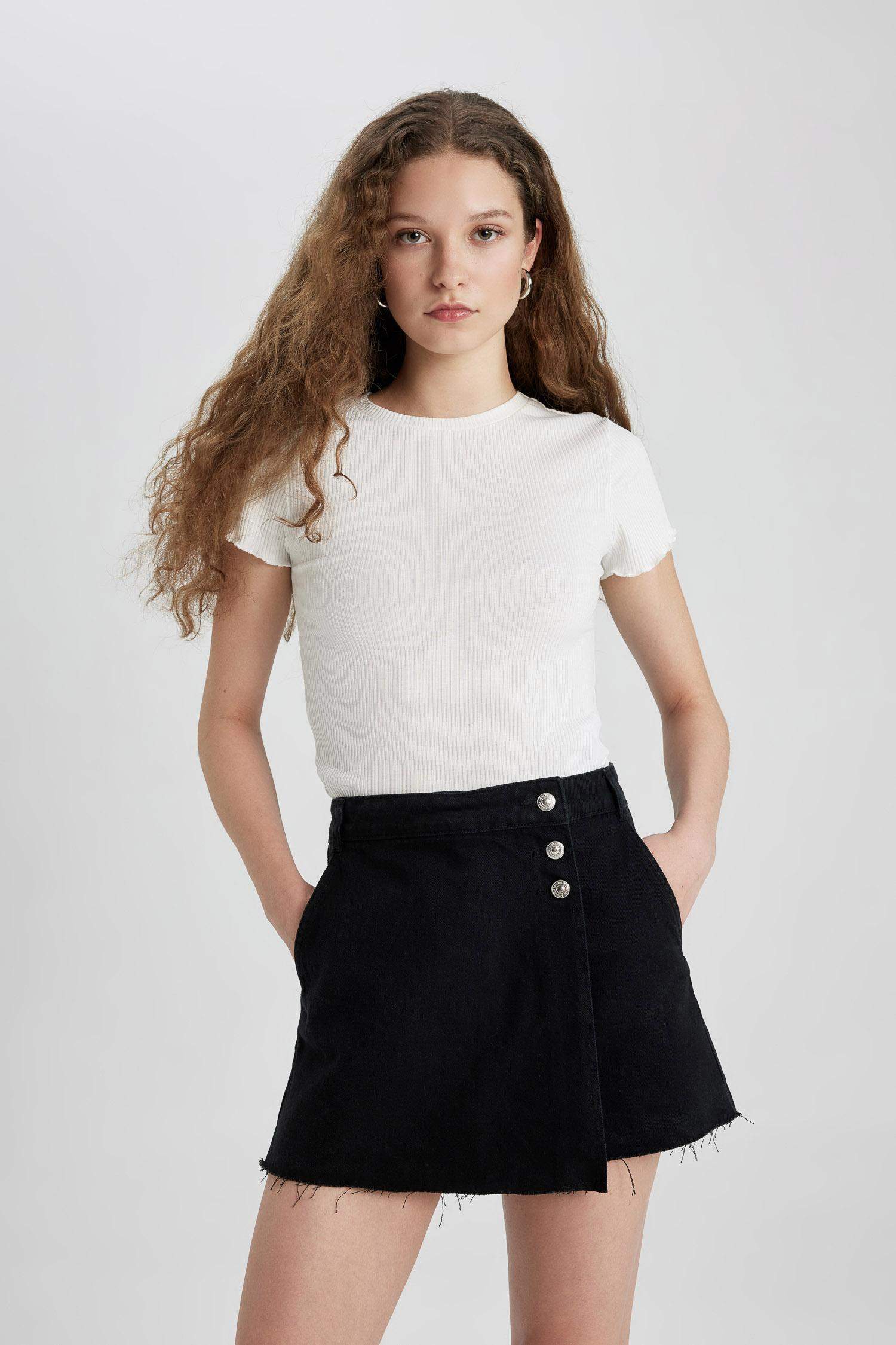 شورت أسود بخصر عالي