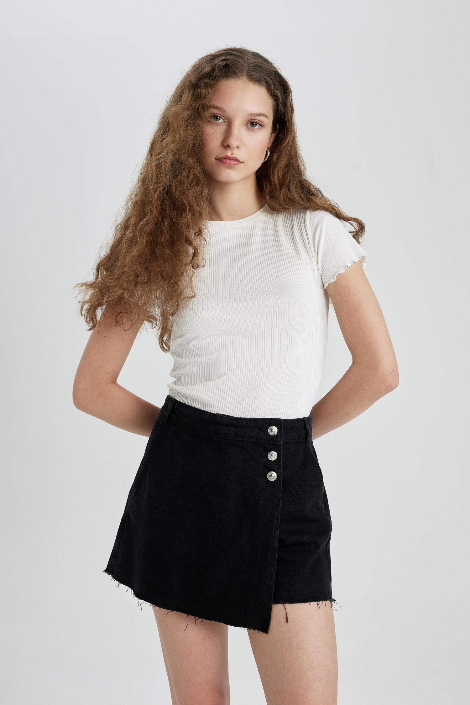 شورت أسود بخصر عالي