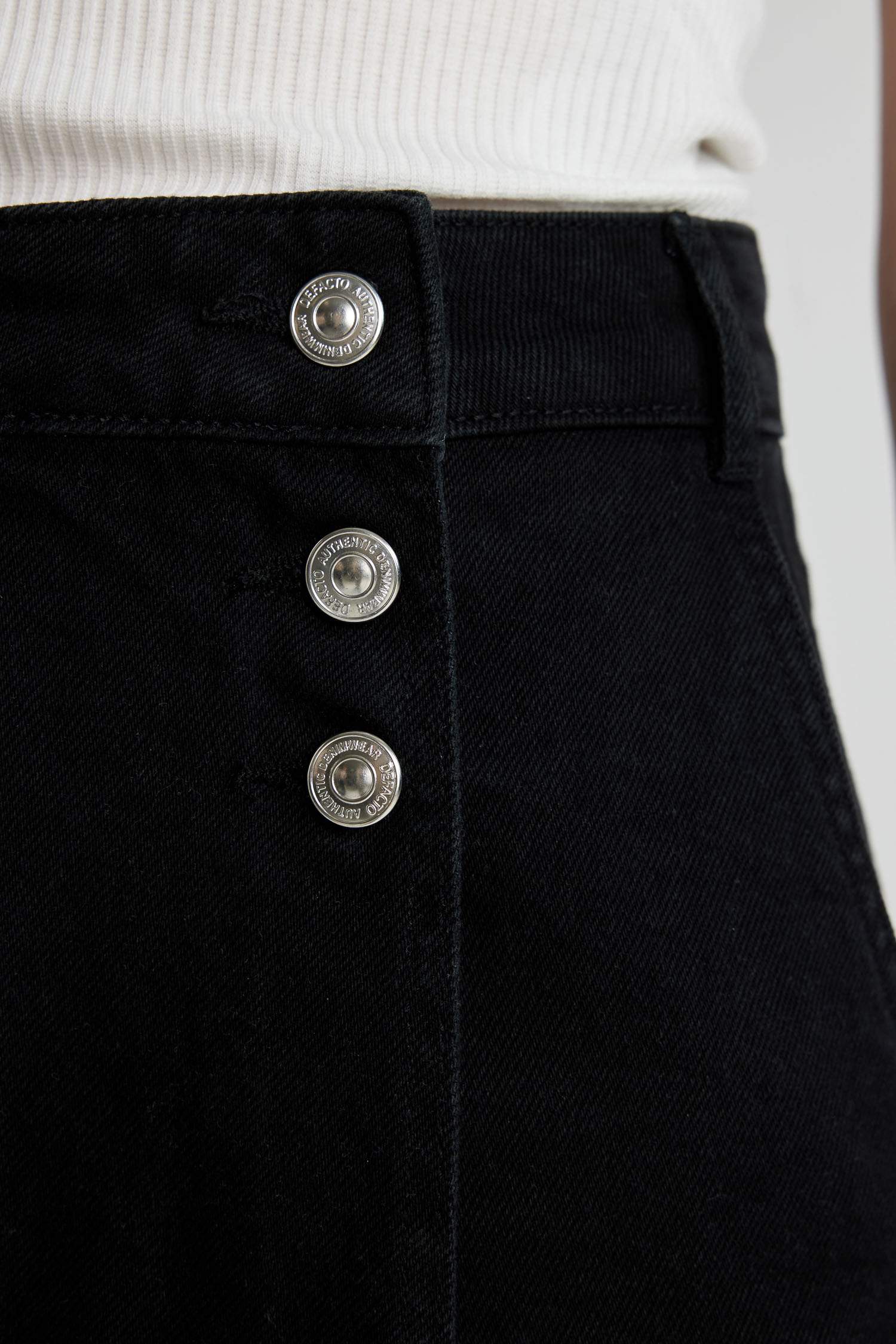 شورت أسود بخصر عالي