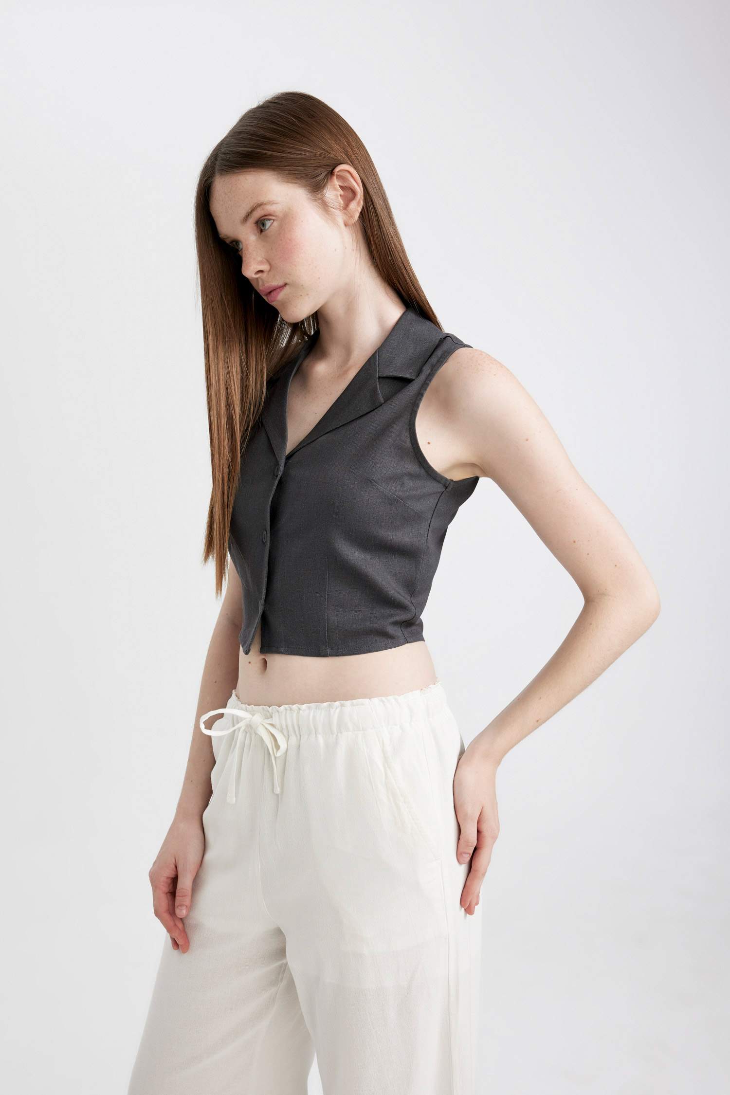 Жилет приталенного кроя