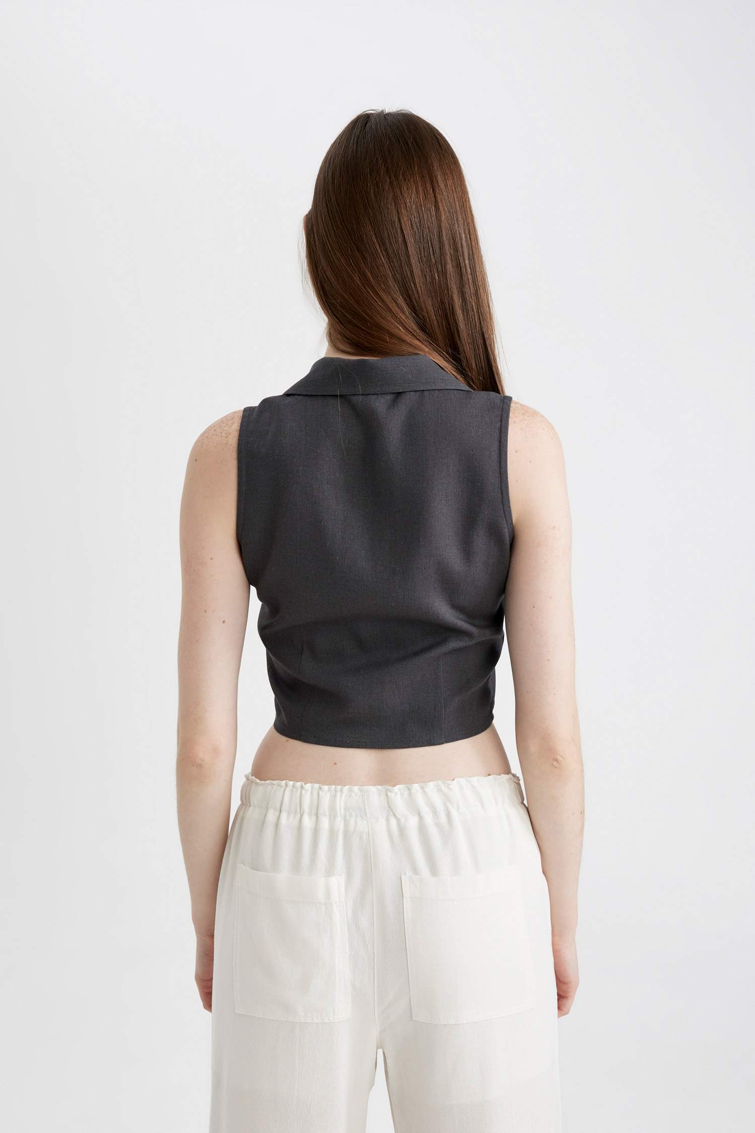 Жилет приталенного кроя