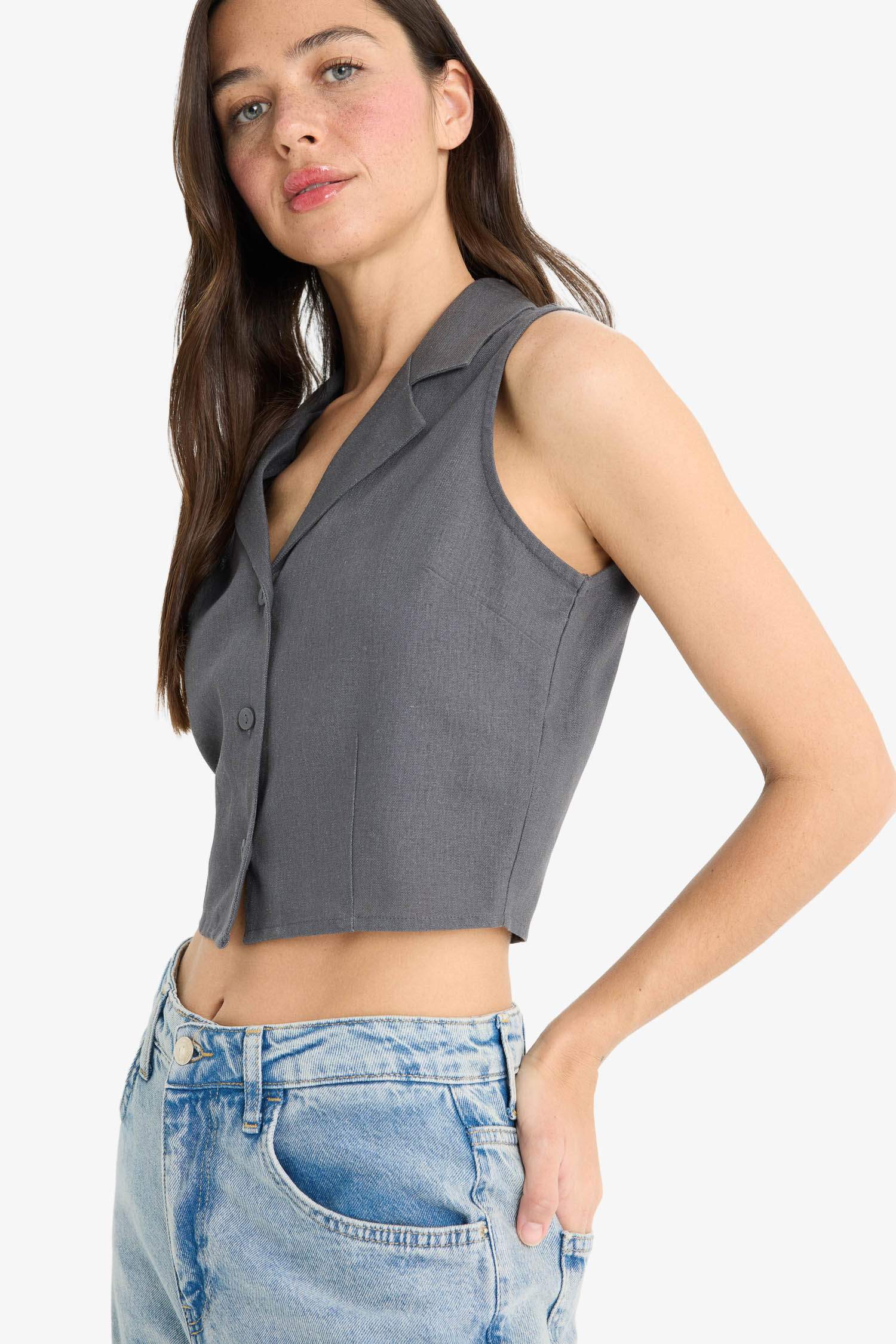 Жилет приталенного кроя