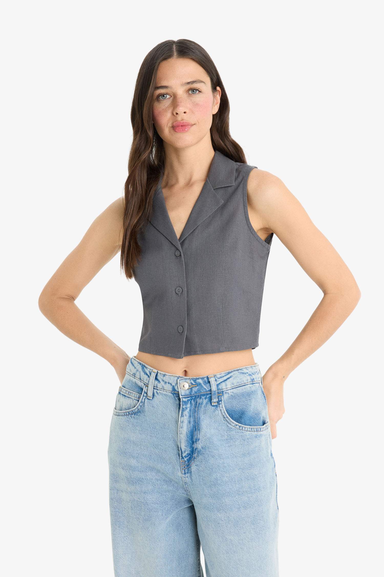 Жилет приталенного кроя