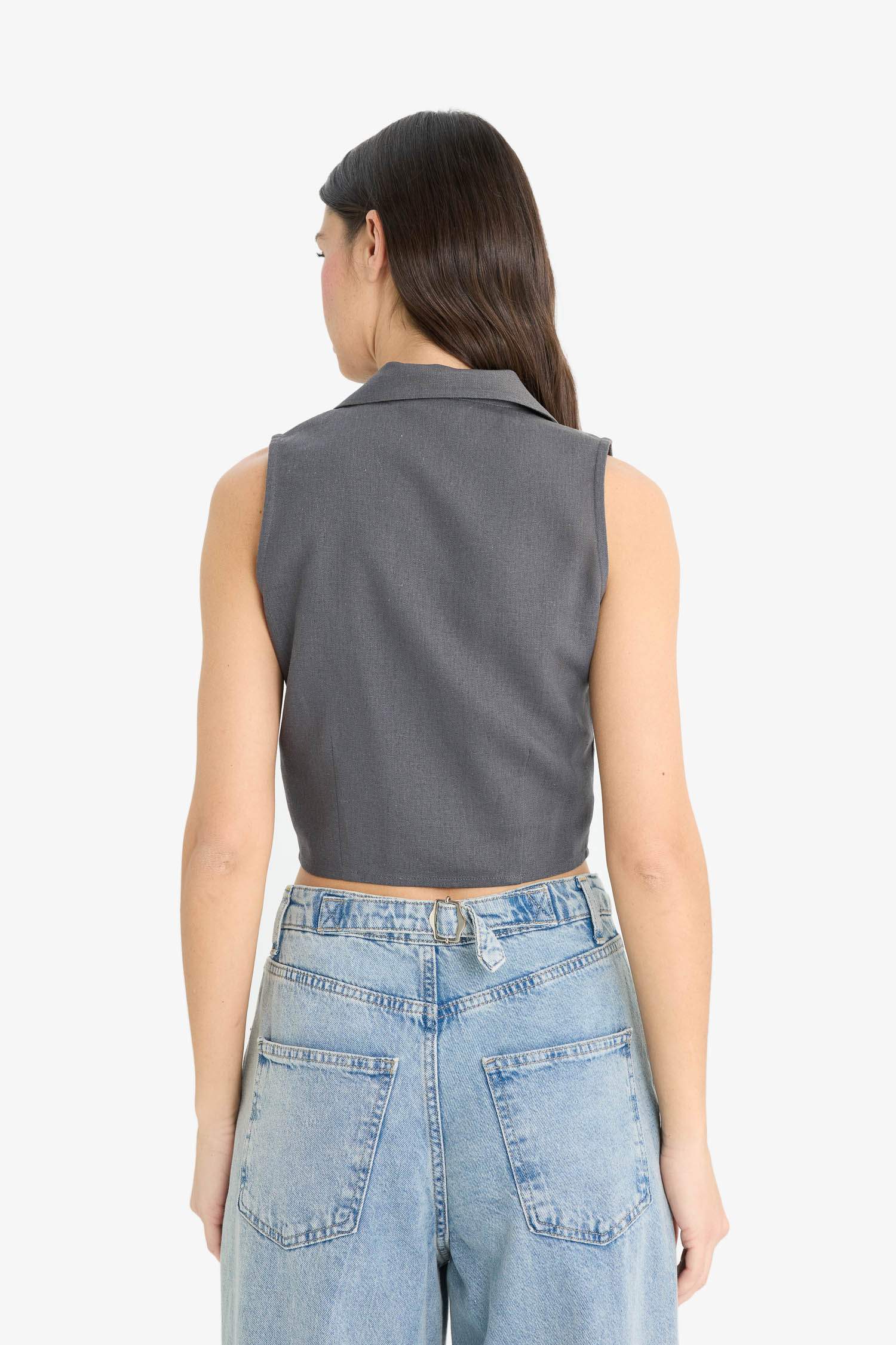 Жилет приталенного кроя