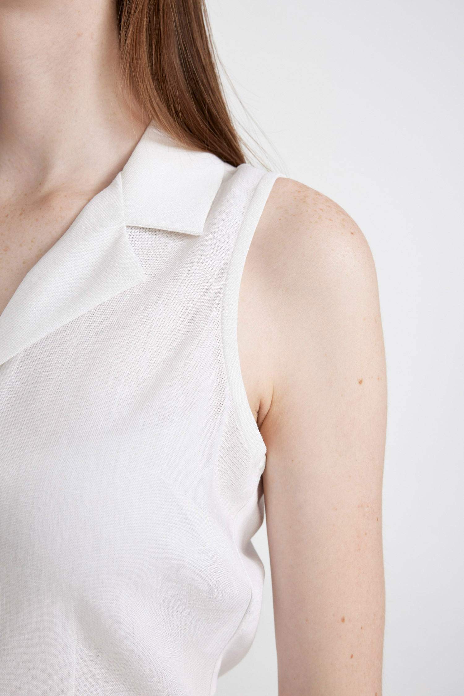 Жилет приталенного кроя