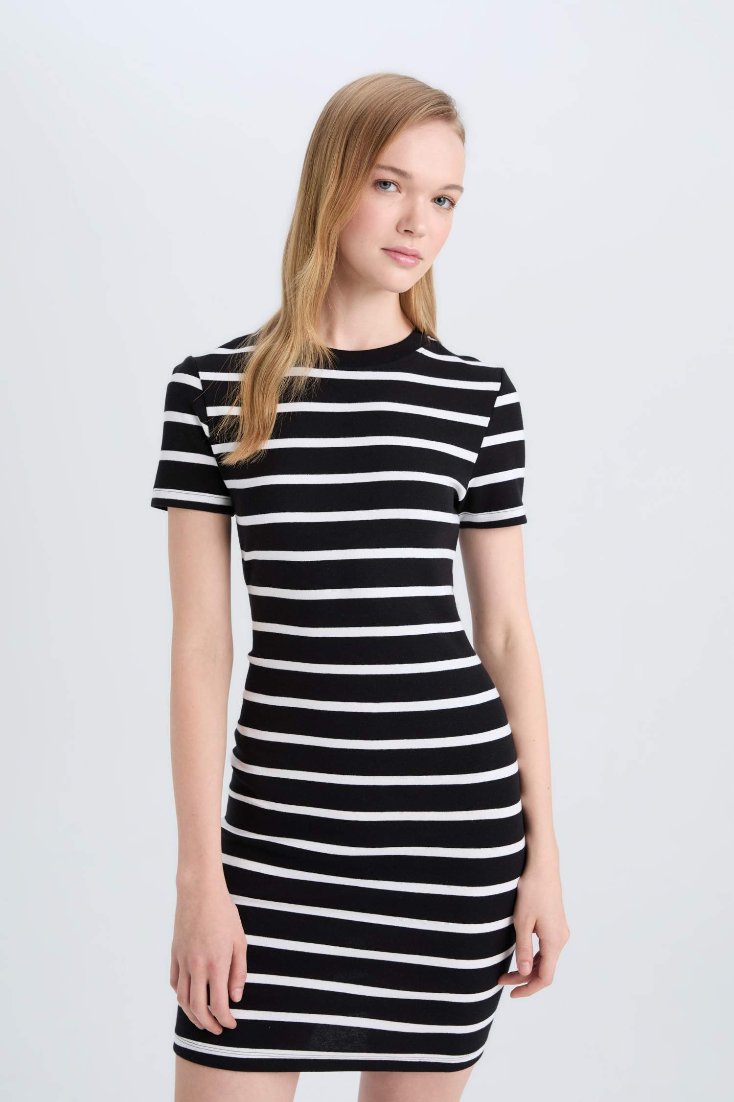 فستان قصير مخطط مضلع بوديكون بياخة مستديرة