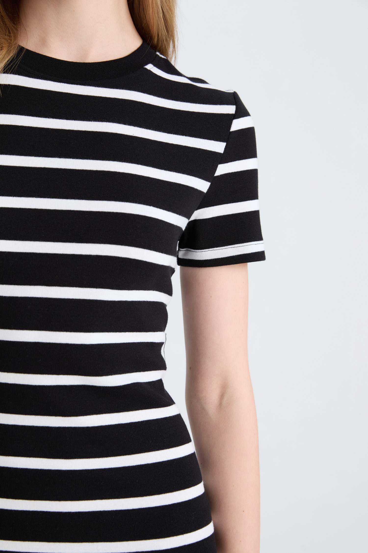 فستان قصير مخطط مضلع بوديكون بياخة مستديرة