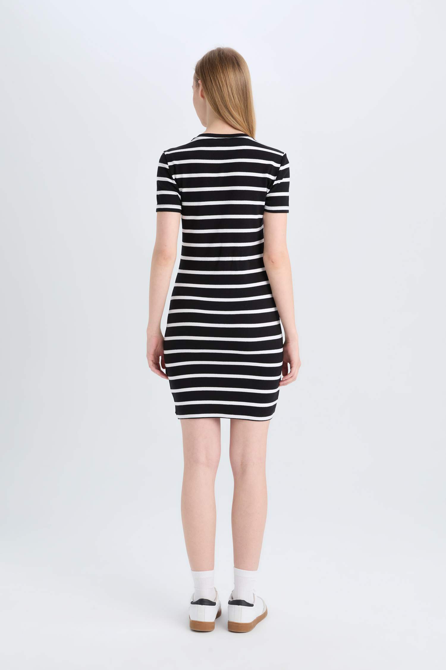 فستان قصير مخطط مضلع بوديكون بياخة مستديرة