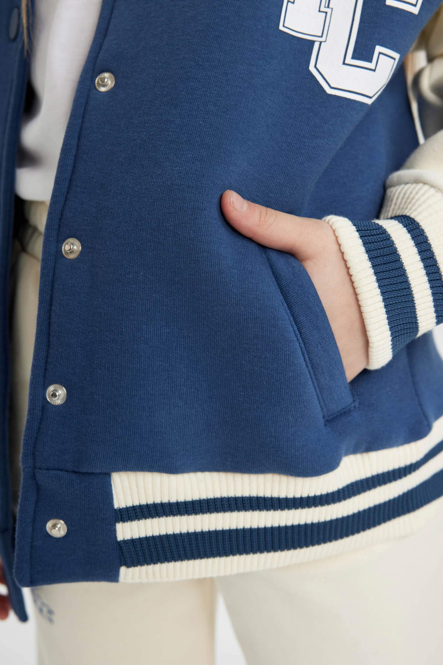 Кардиган с круглым вырезом из плотной ткани для девочек