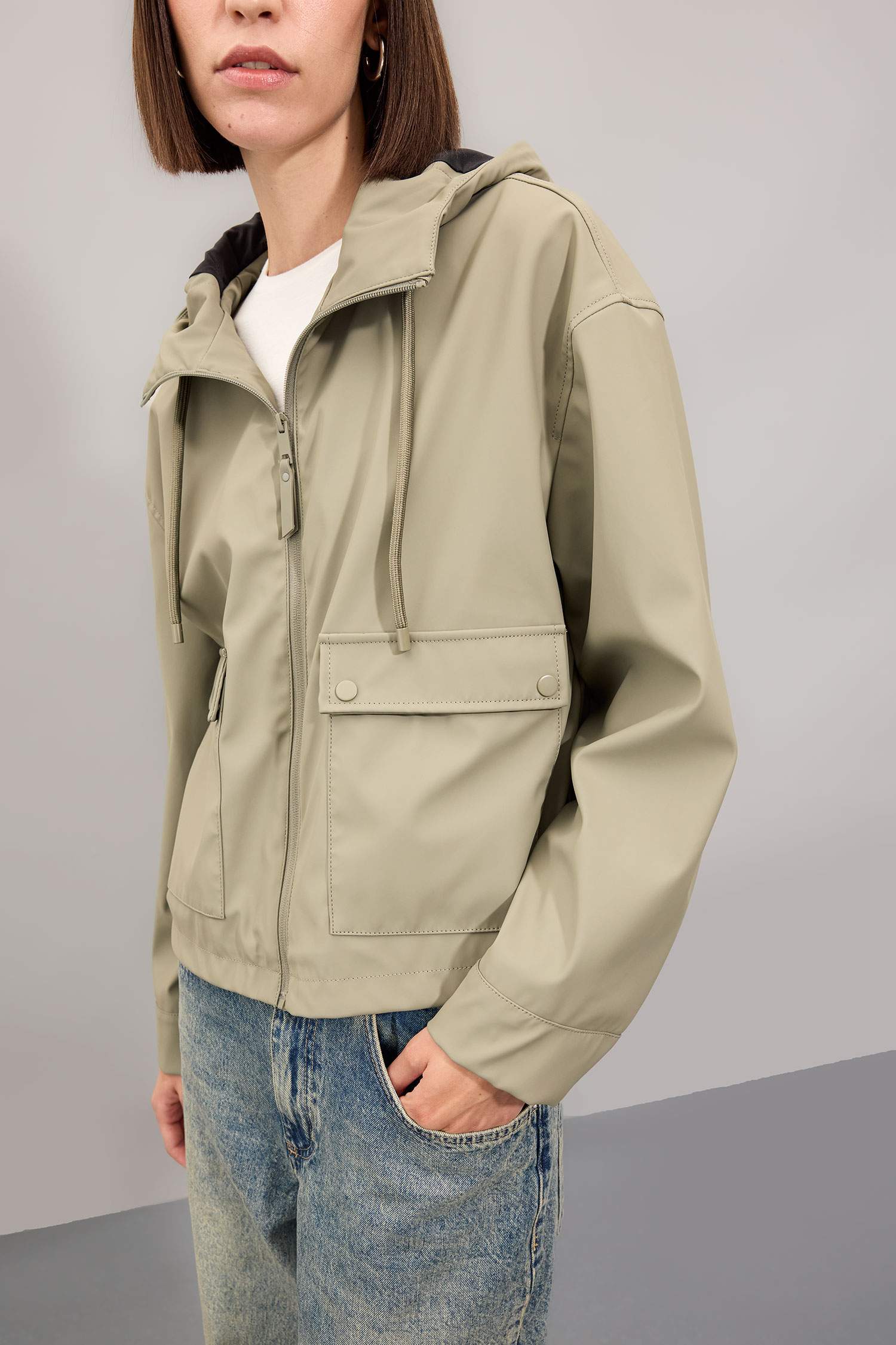 Su Geçirmez Kısa Yağmurluk Kapüşonlu Fermuarlı Cepli