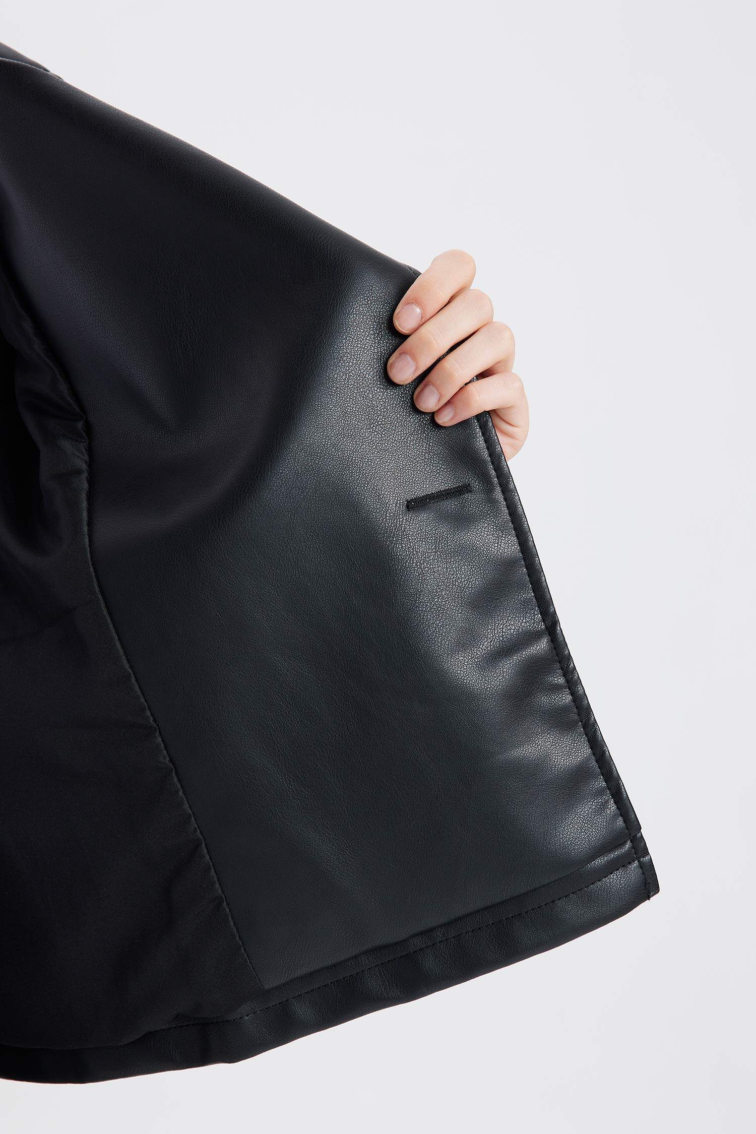 Su İtici Kısa Trençkot Kruvaze Yaka Düğmeli Suni Deri