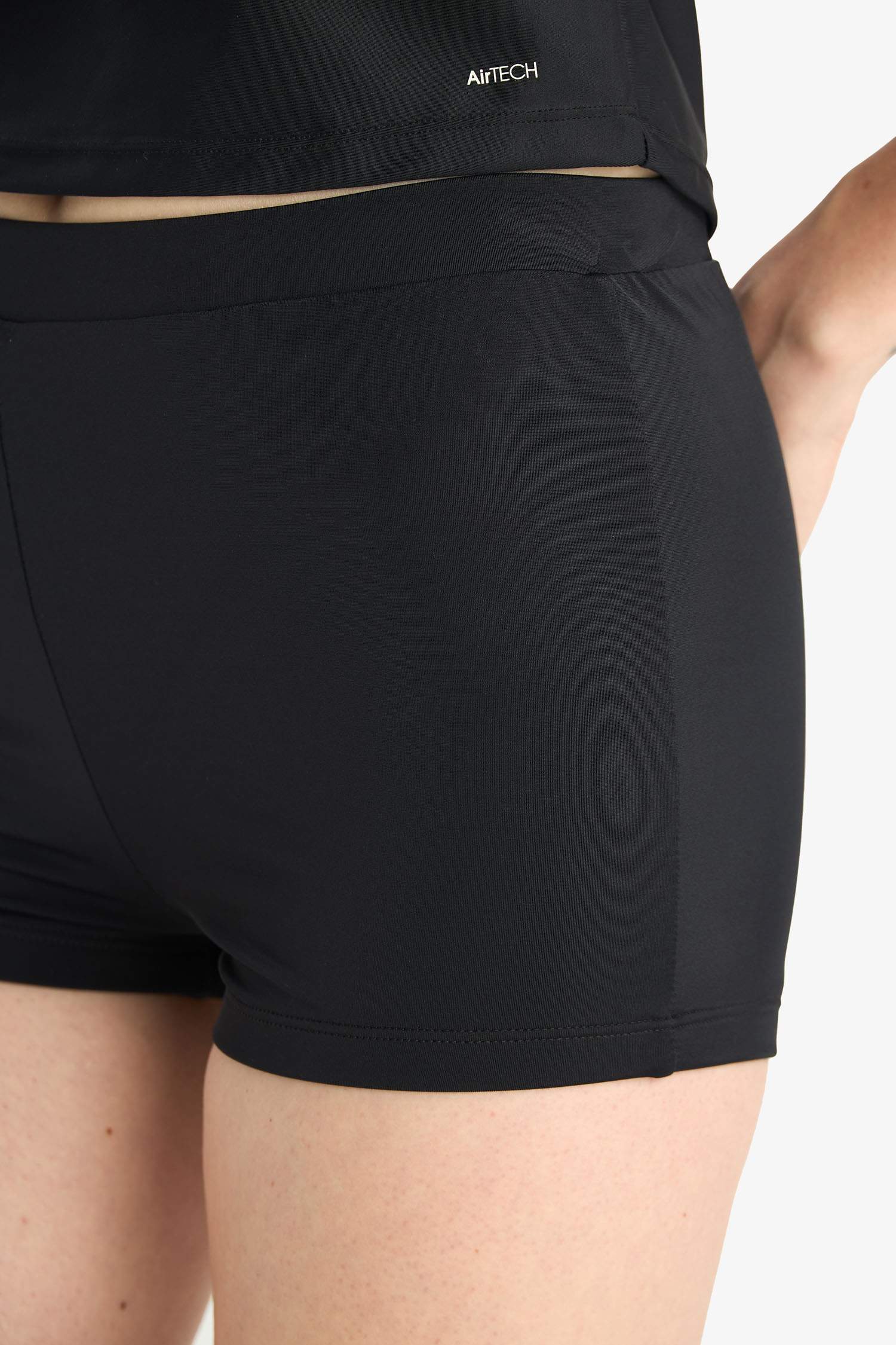 اندر بكيني قصة عادية من Fall in Love