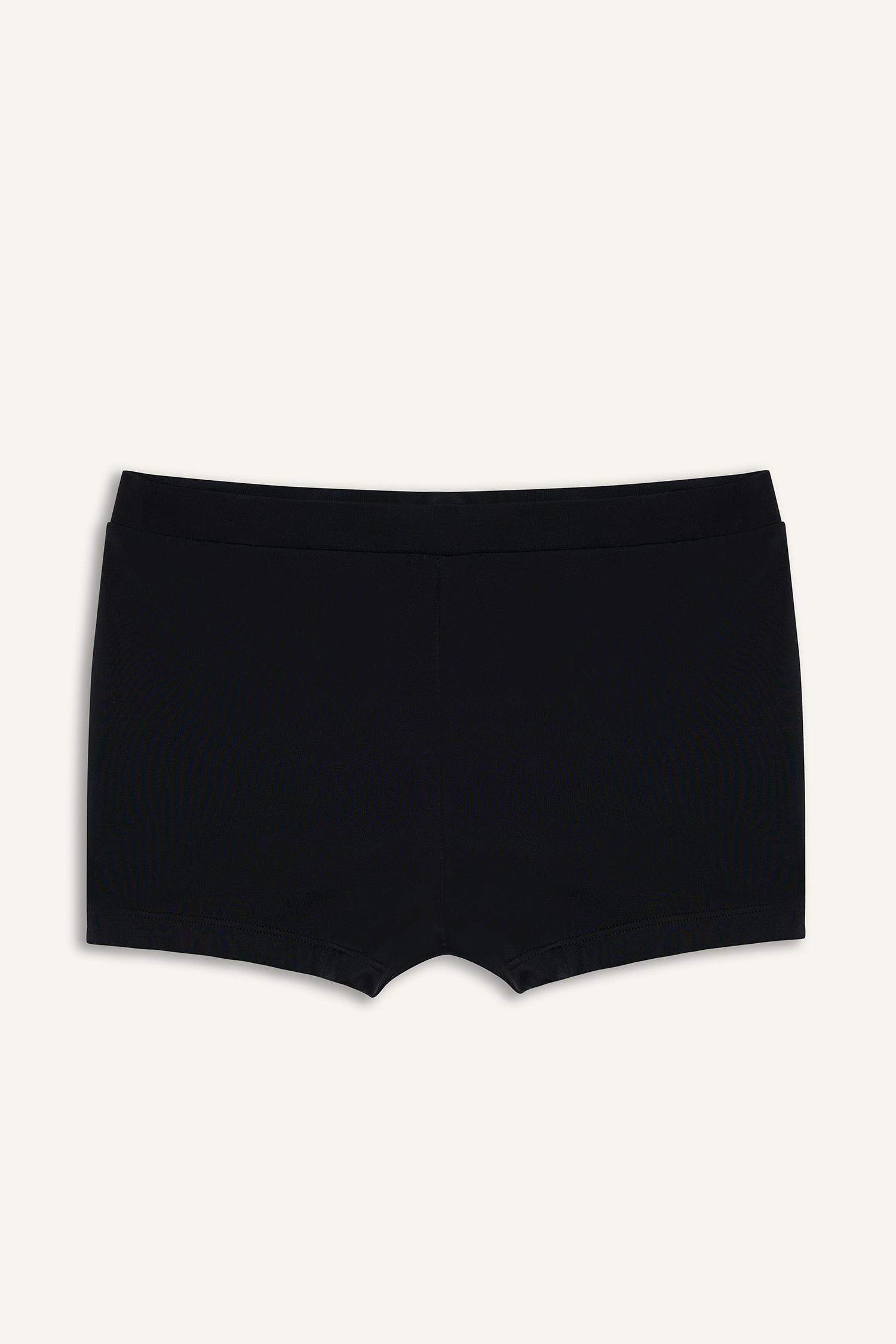 اندر بكيني قصة عادية من Fall in Love