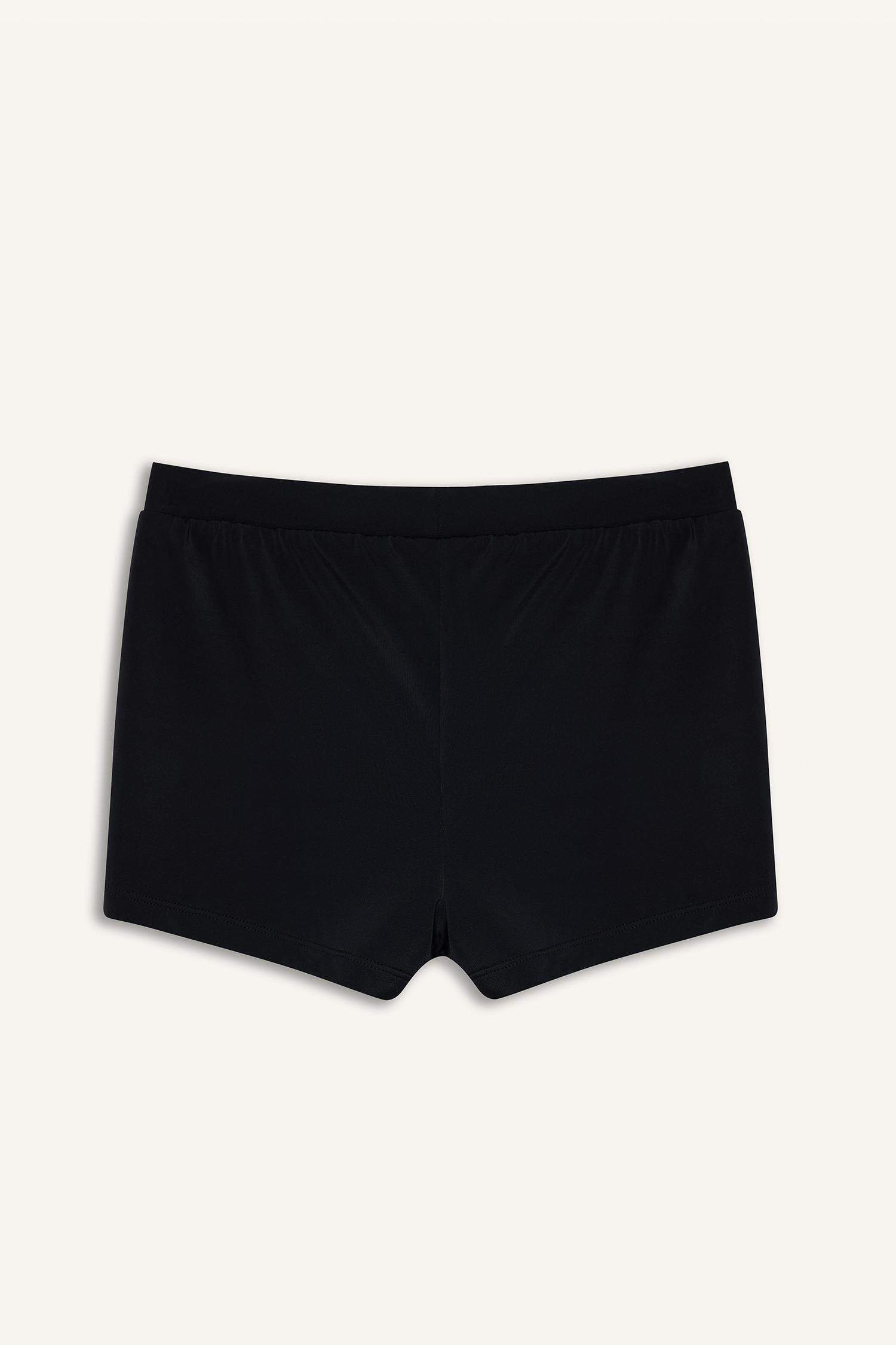 اندر بكيني قصة عادية من Fall in Love