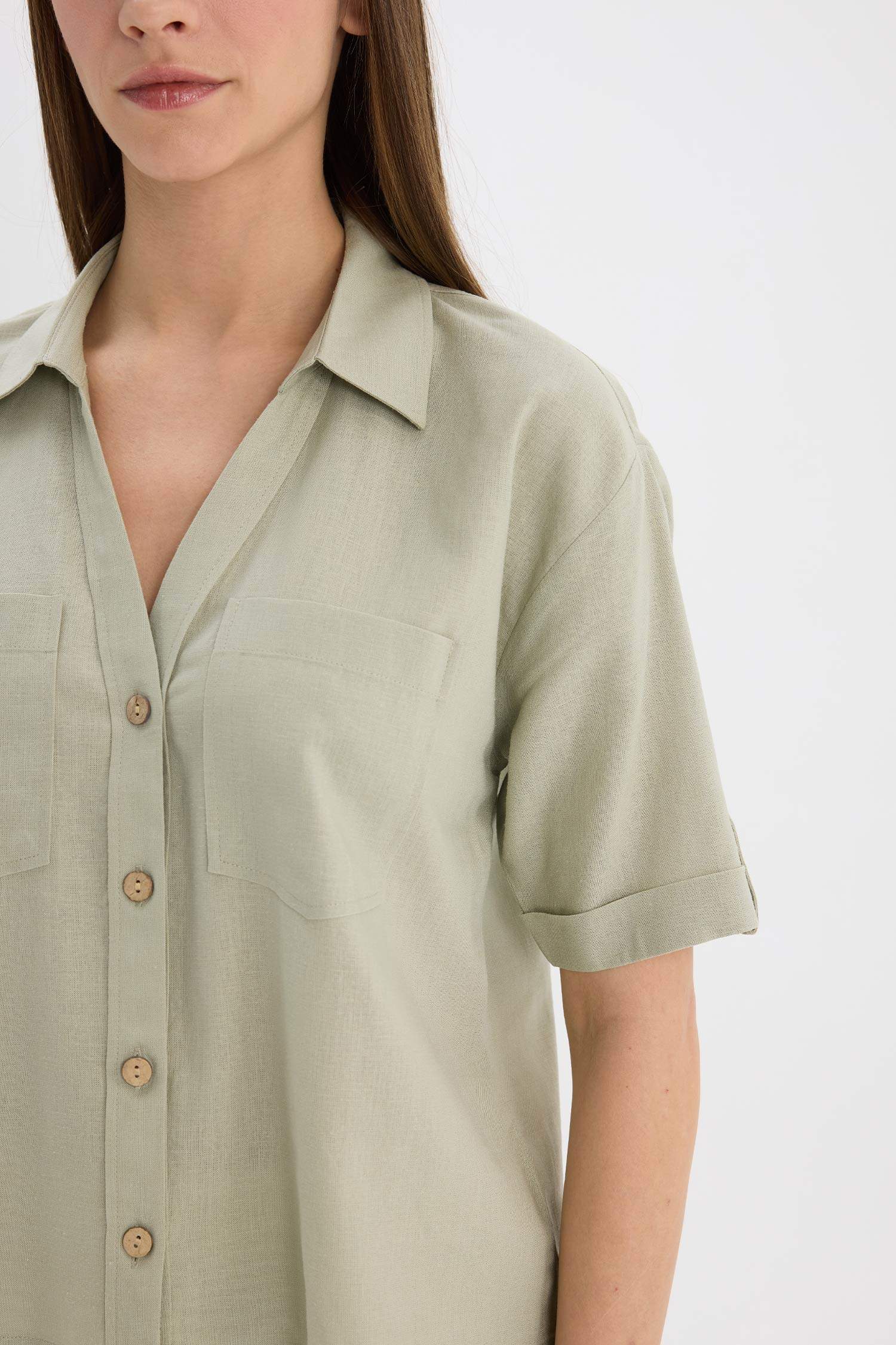 قميص نص كم أوفر سايز برقبة قميص من مزيج الكتان