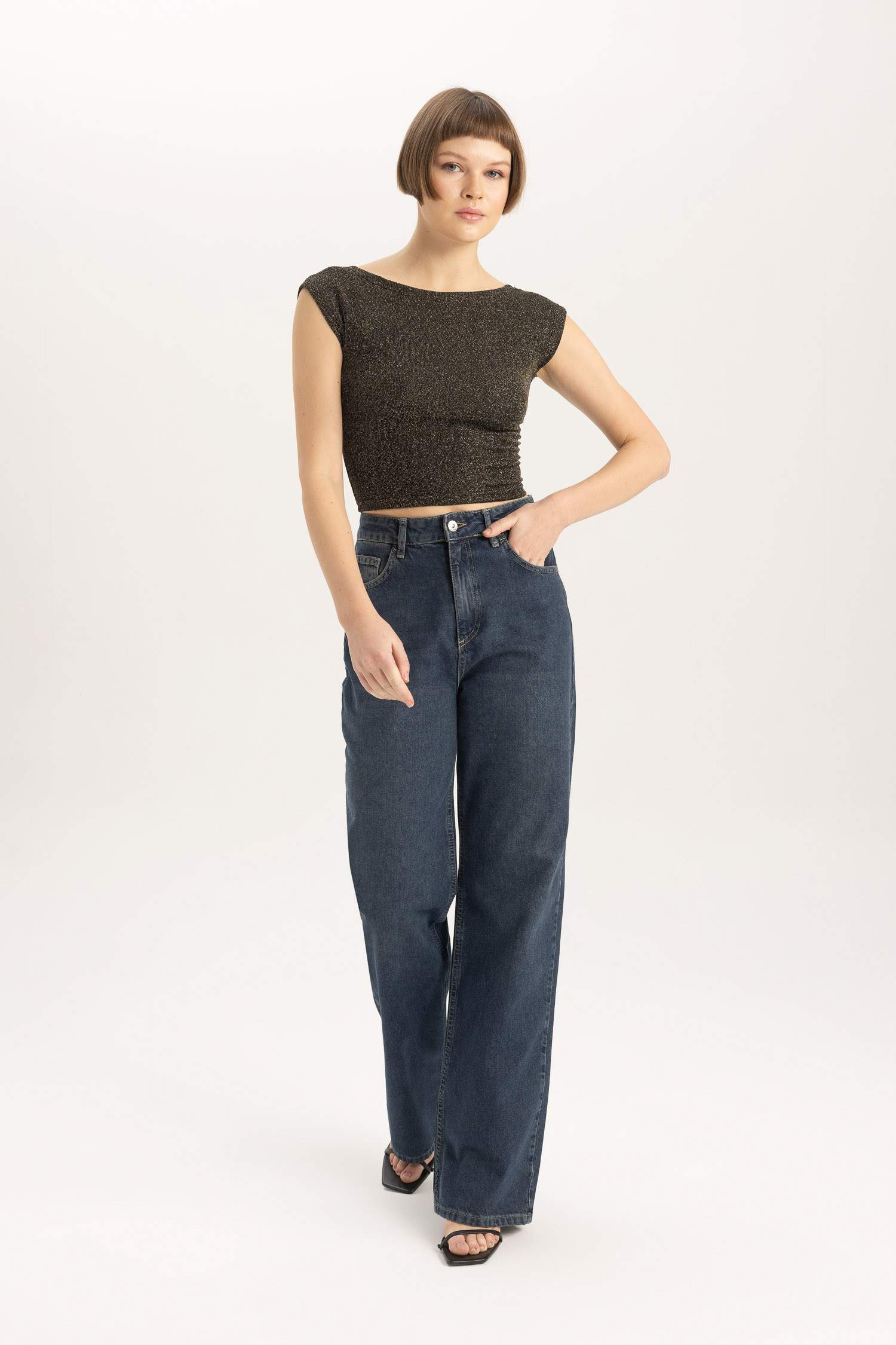 تيشيرت نص كم سليم فيت برقبة مستديرة بتفاصيل ذهبية