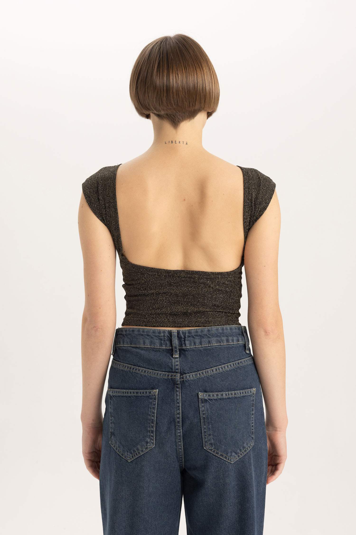 تيشيرت نص كم سليم فيت برقبة مستديرة بتفاصيل ذهبية